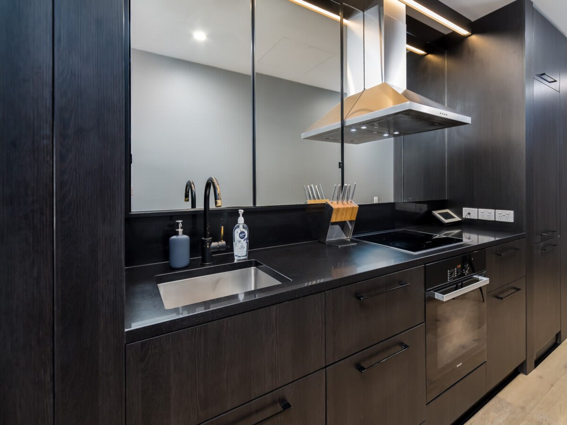 Chic appartement aan het water met uitzicht op Lake Burley Griffin - foto 8