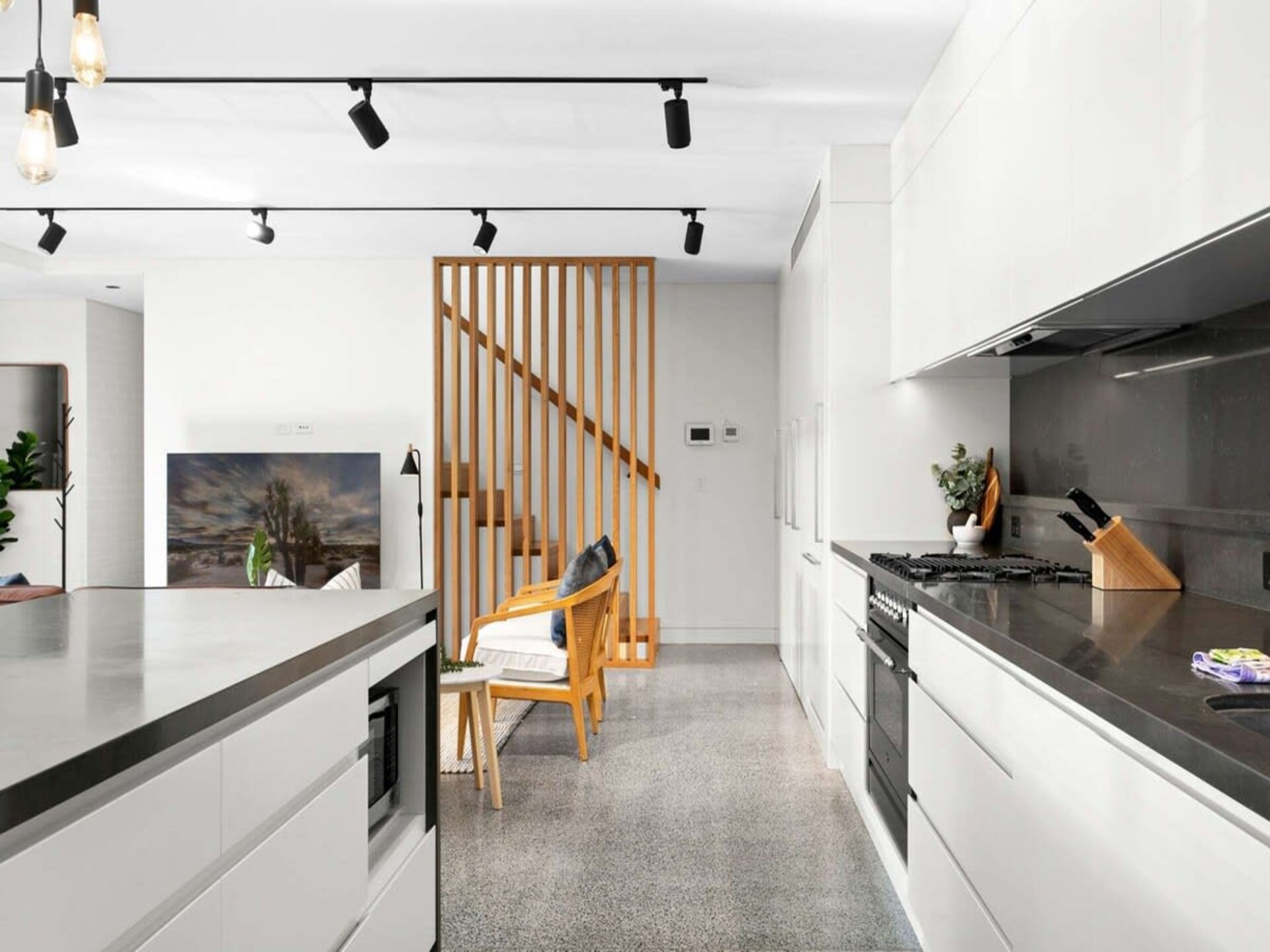 Luxe architectenwoning met zonnige patio op loopafstand van Queenscliff Beach - foto 17