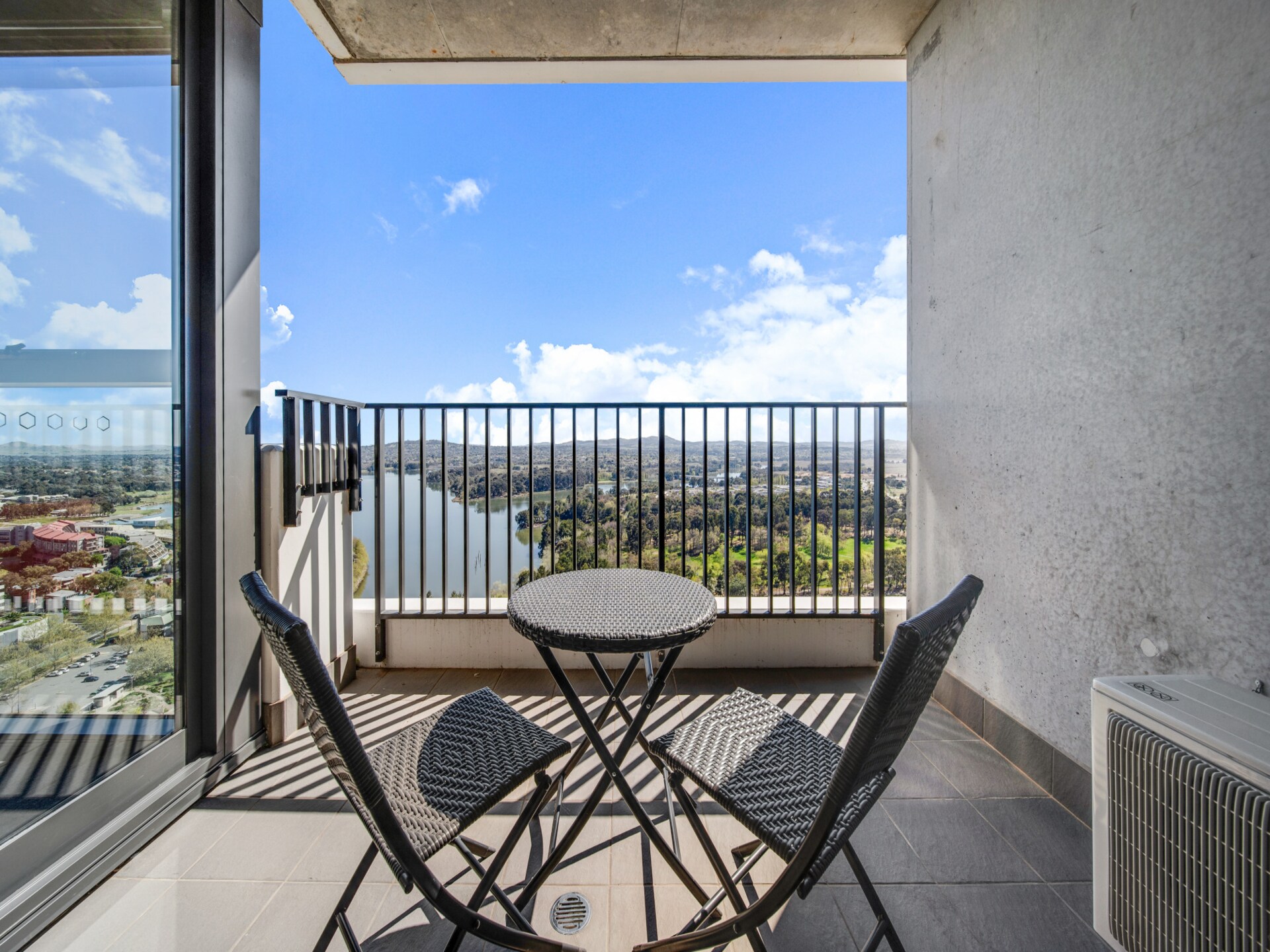 Modern appartement in Belconnen met uitzicht op Lake Ginninderra - foto 8