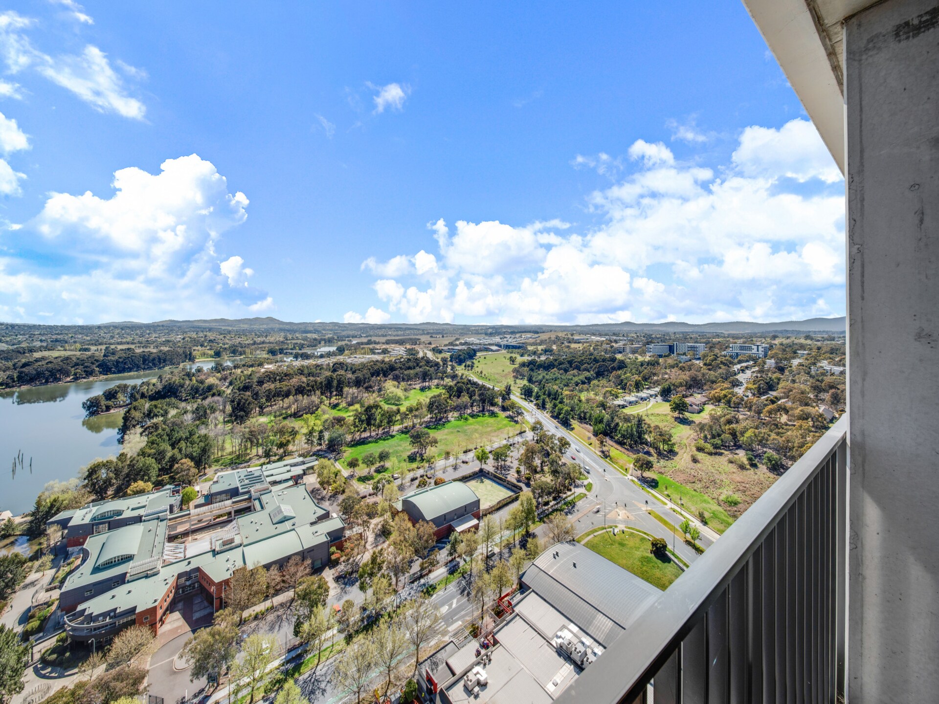 Modern appartement in Belconnen met uitzicht op Lake Ginninderra - foto 9