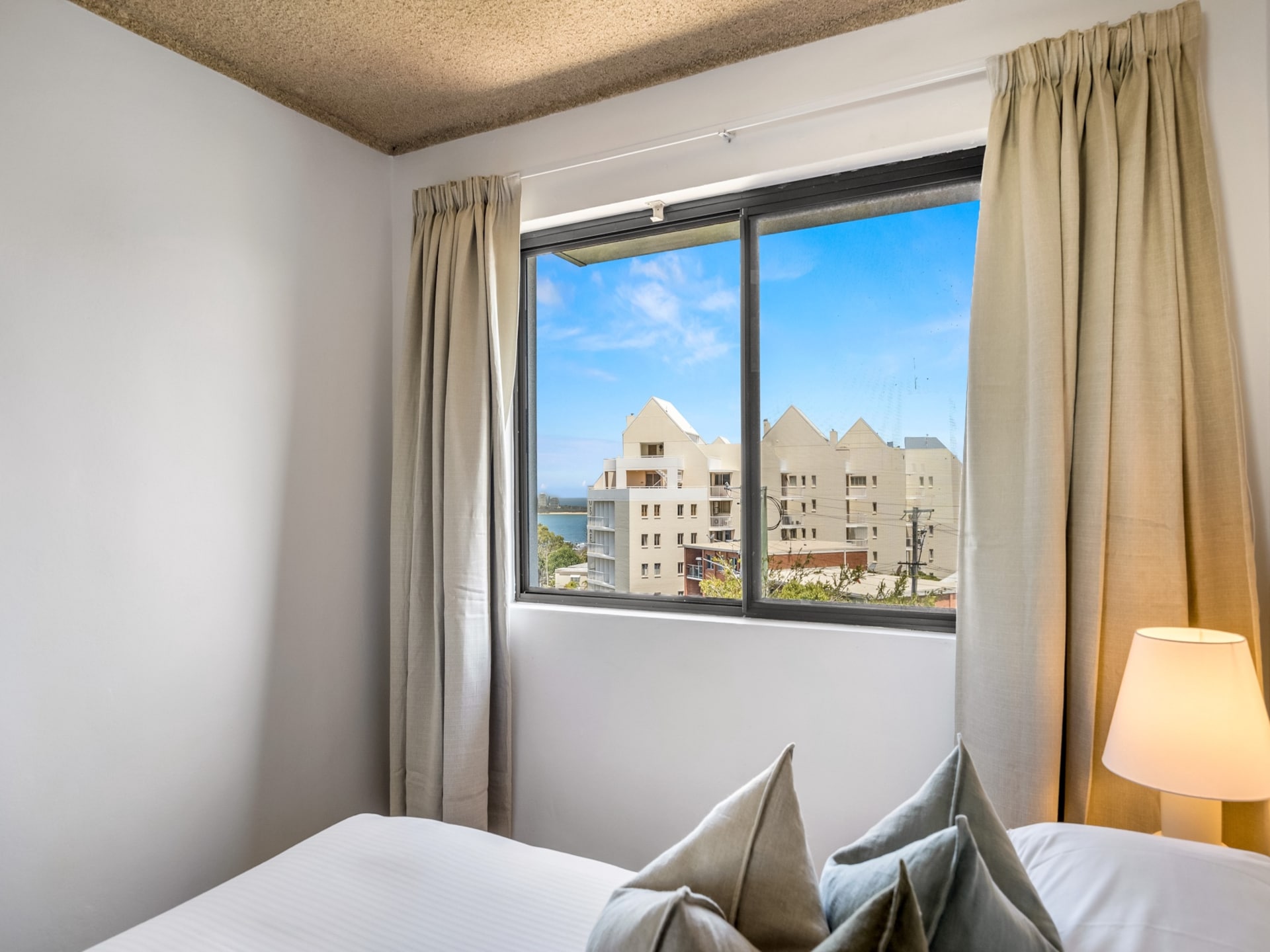 Licht appartement in Alexandra Headland met uitzicht op de oceaan - foto 13