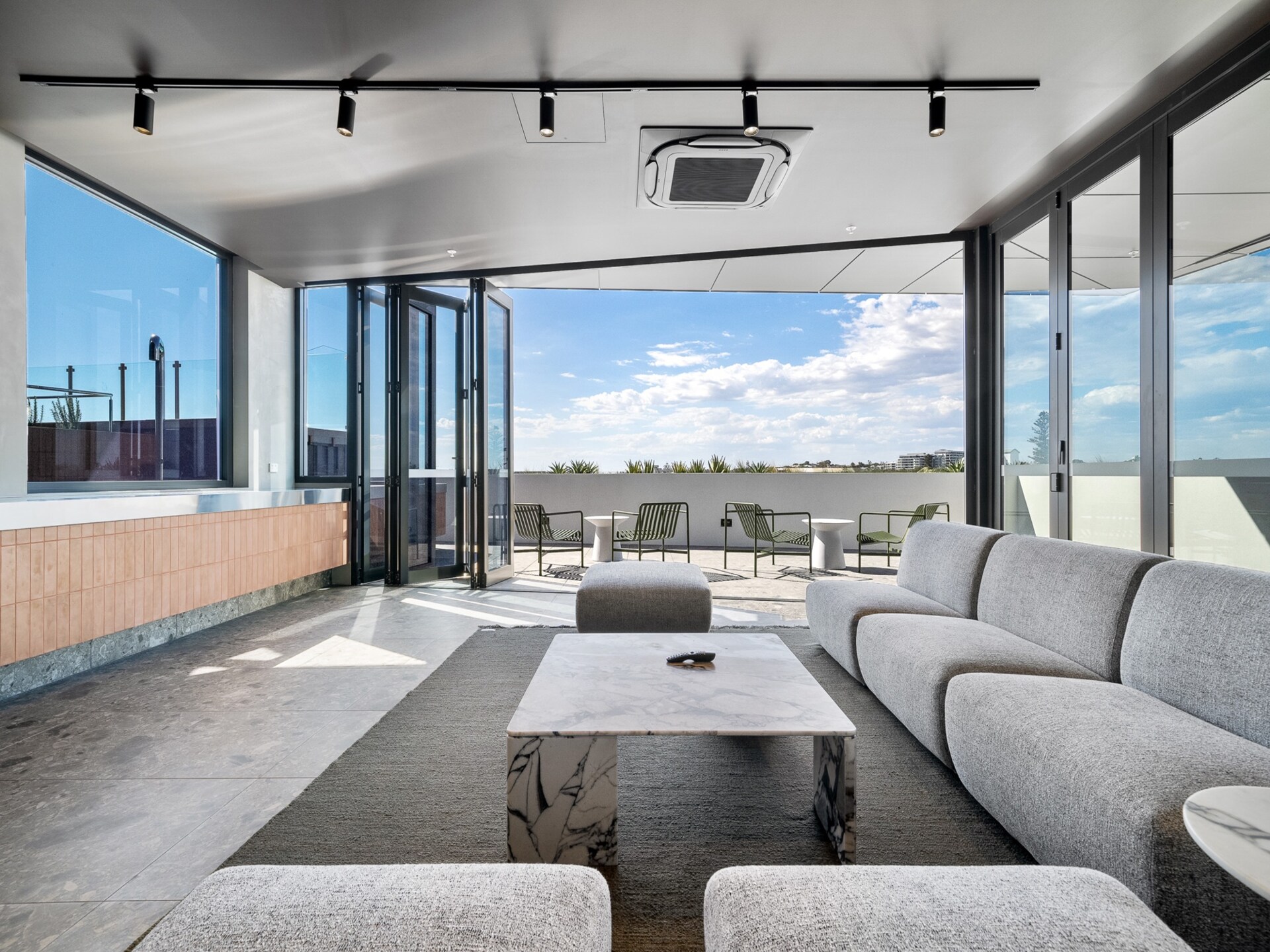 Lichte studio in North Fremantle met zwembad en dakterras - foto 14