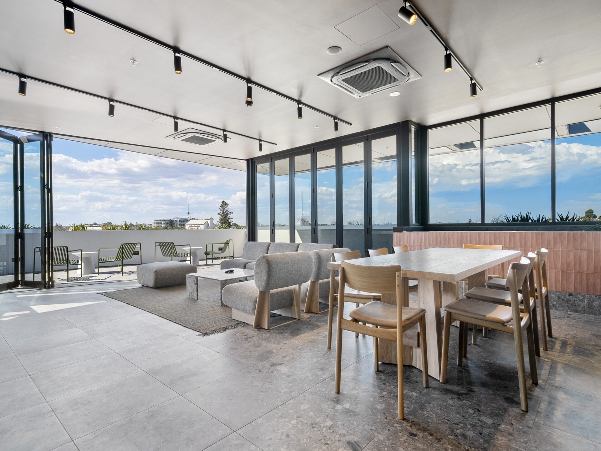 Lichte studio in North Fremantle met dakterras en airco - foto 19
