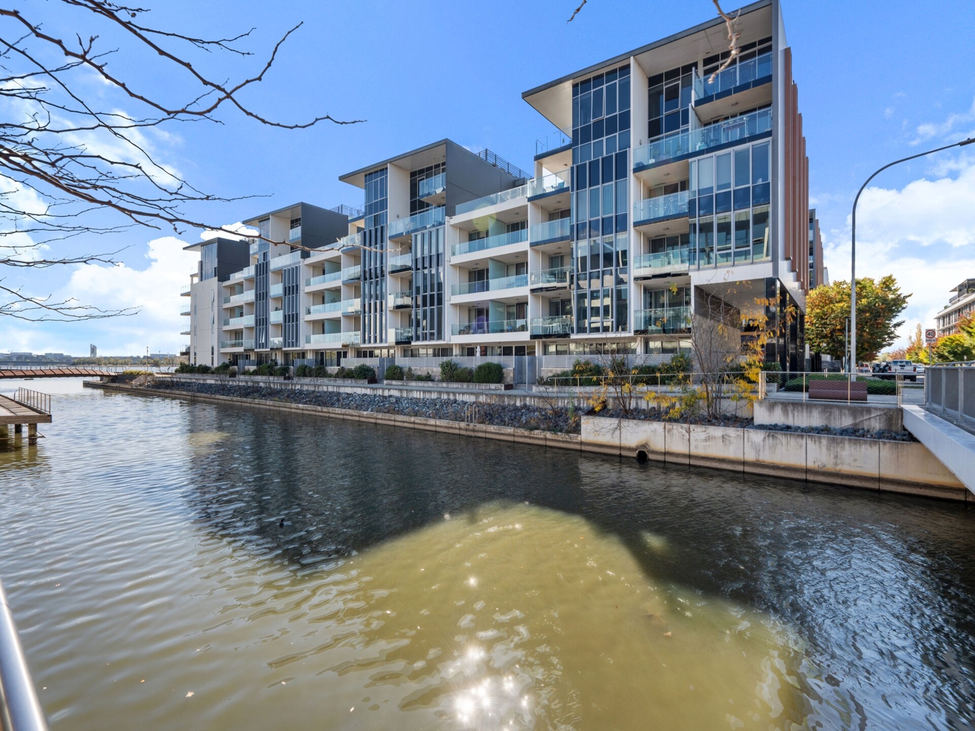 Licht en ruim appartement aan het Kingston Lake met zwembad - foto 12