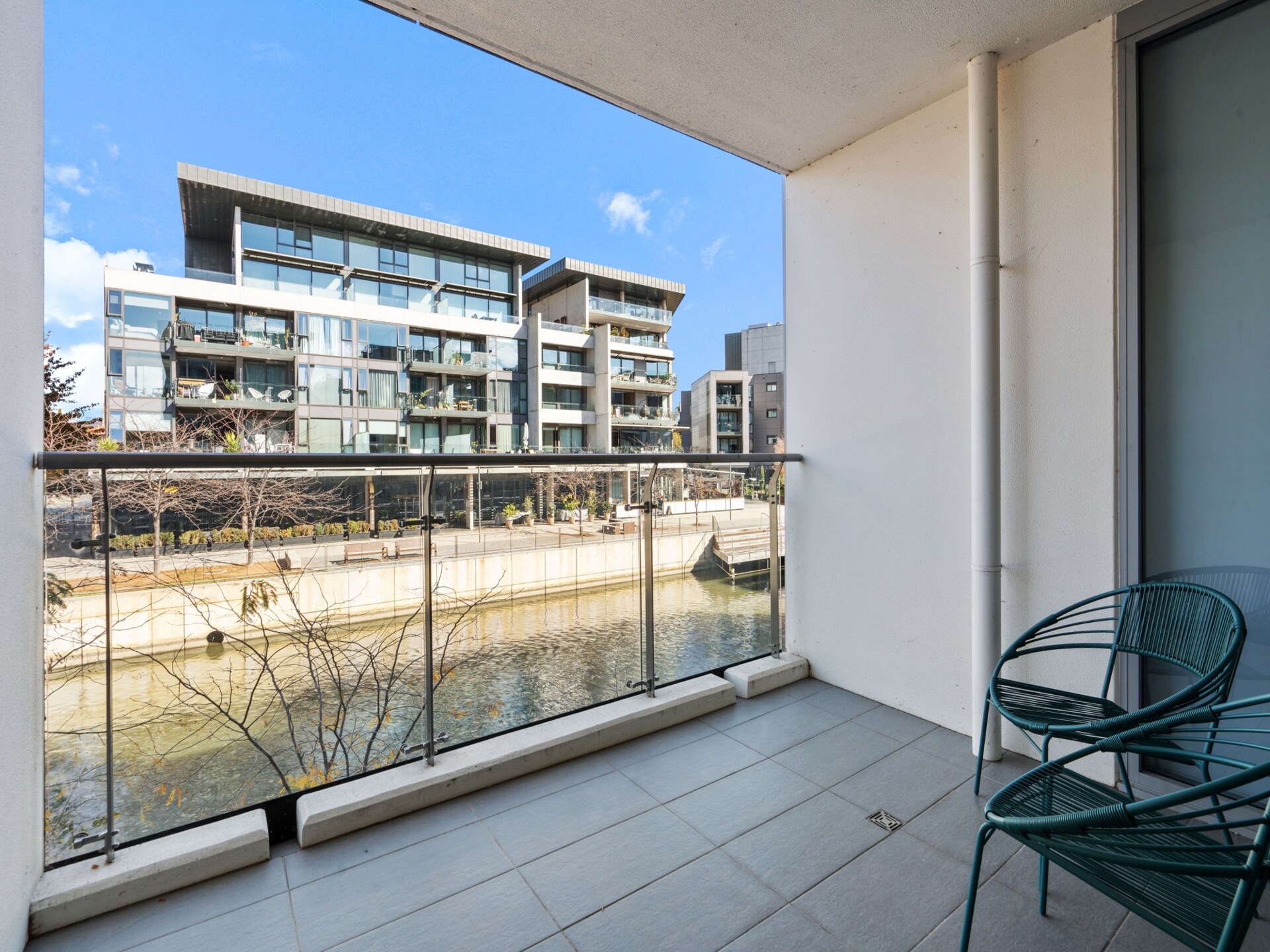 Licht en ruim appartement aan het Kingston Lake met zwembad - foto 13