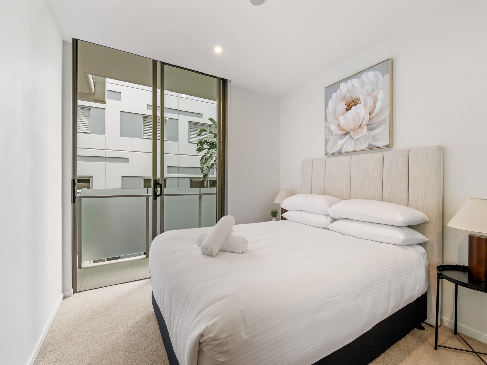 Licht appartement in West End met zwembad, balkon en parkeerplaats - foto 2