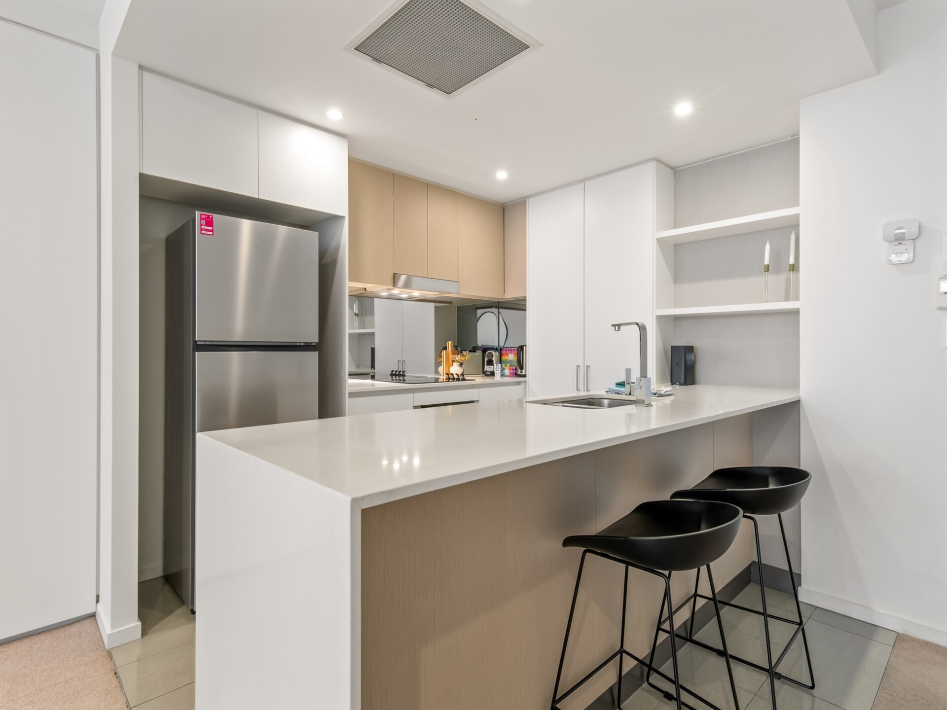 Licht appartement in West End met zwembad, balkon en parkeerplaats - foto 3
