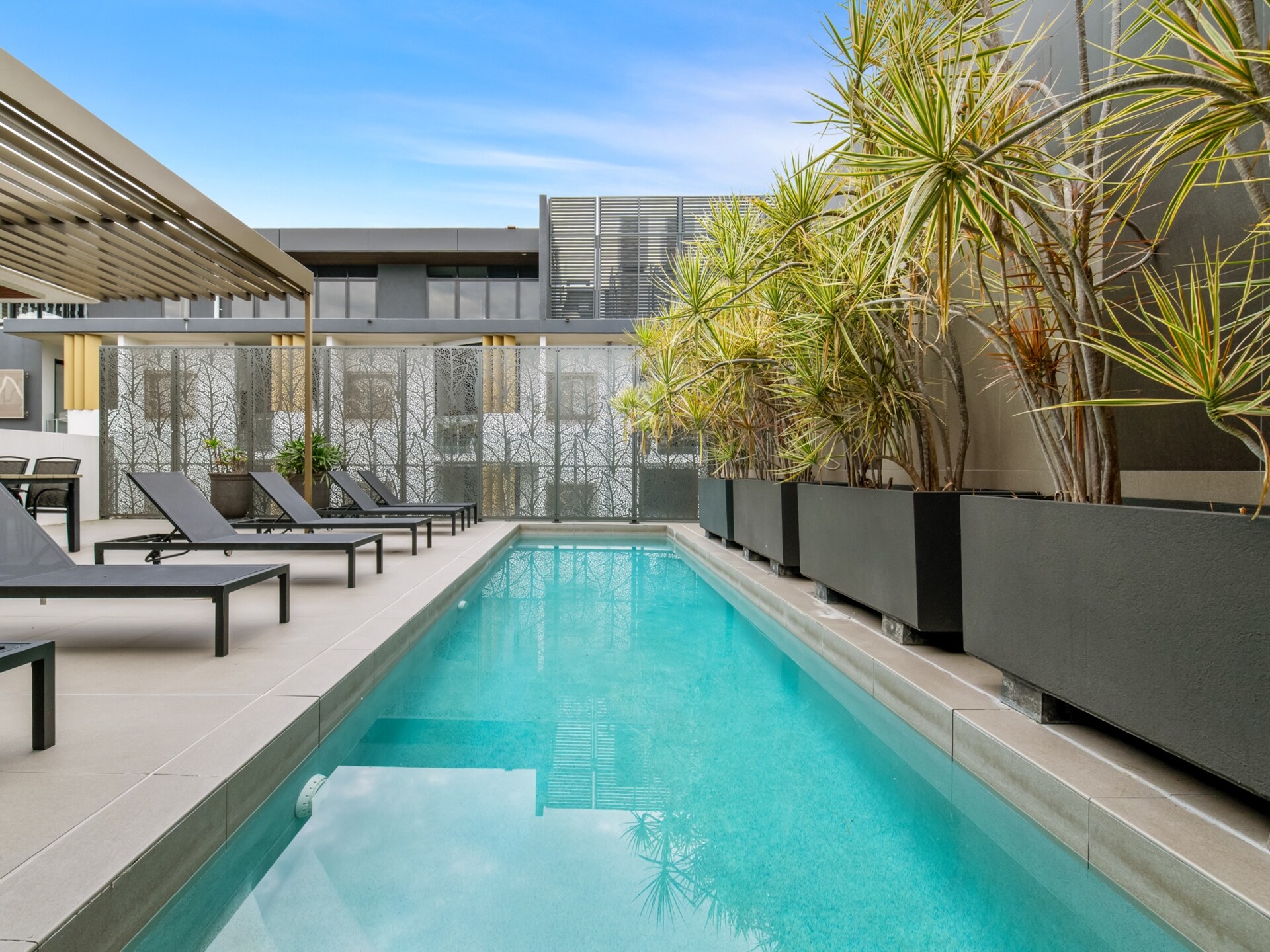 Licht appartement in West End met zwembad, balkon en parkeerplaats - foto 4