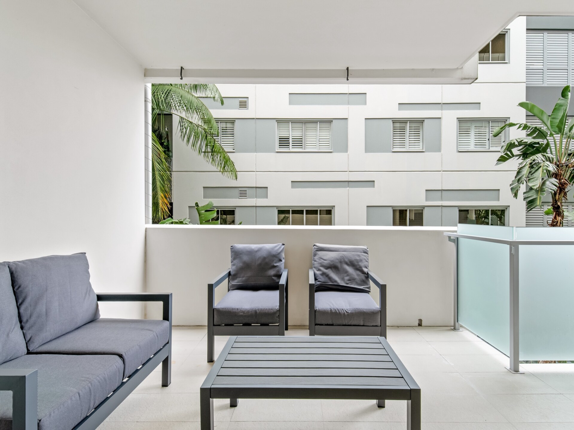 Licht appartement in West End met zwembad, balkon en parkeerplaats - foto 7