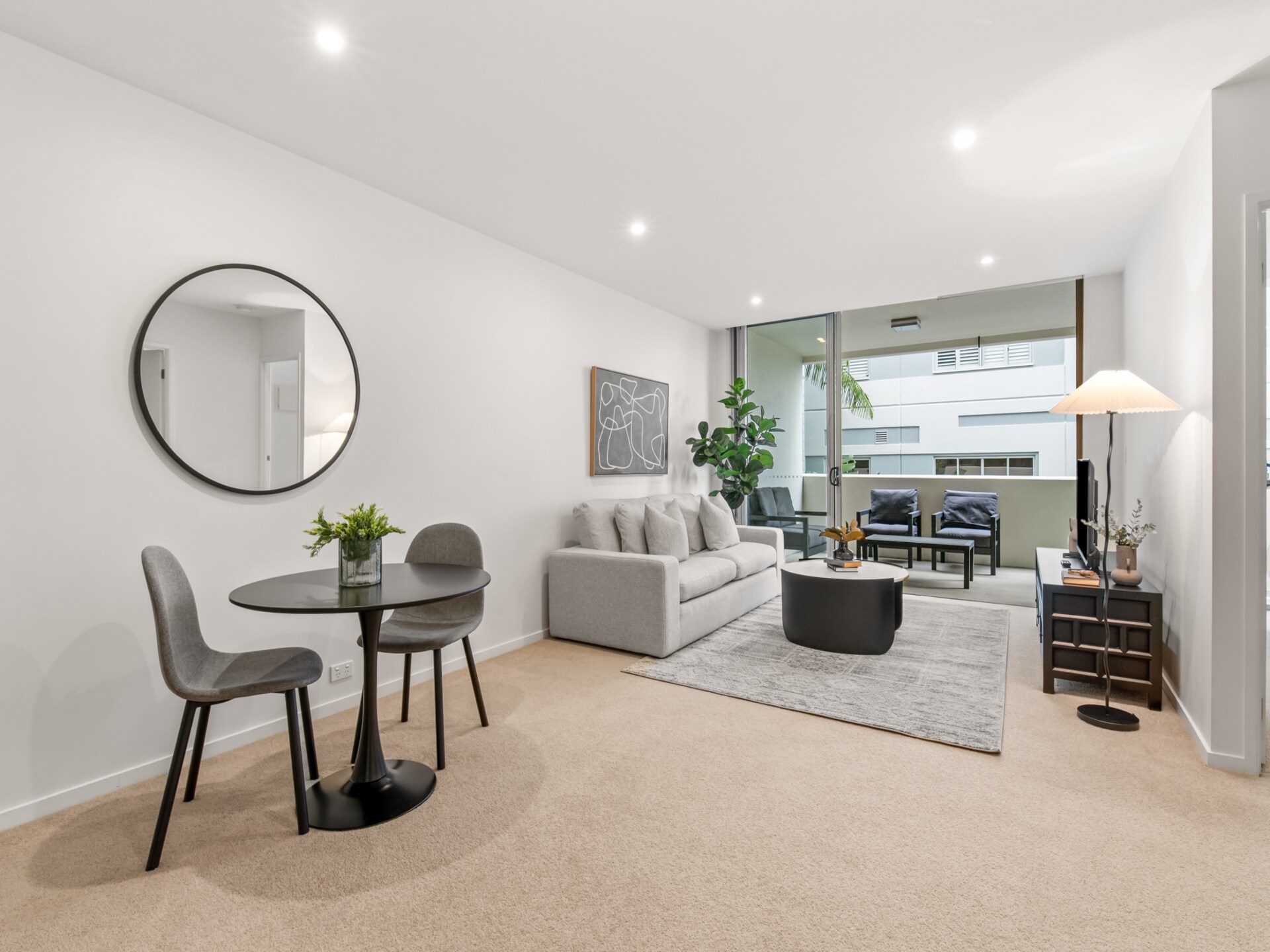 Licht appartement in West End met zwembad, balkon en parkeerplaats - foto 8