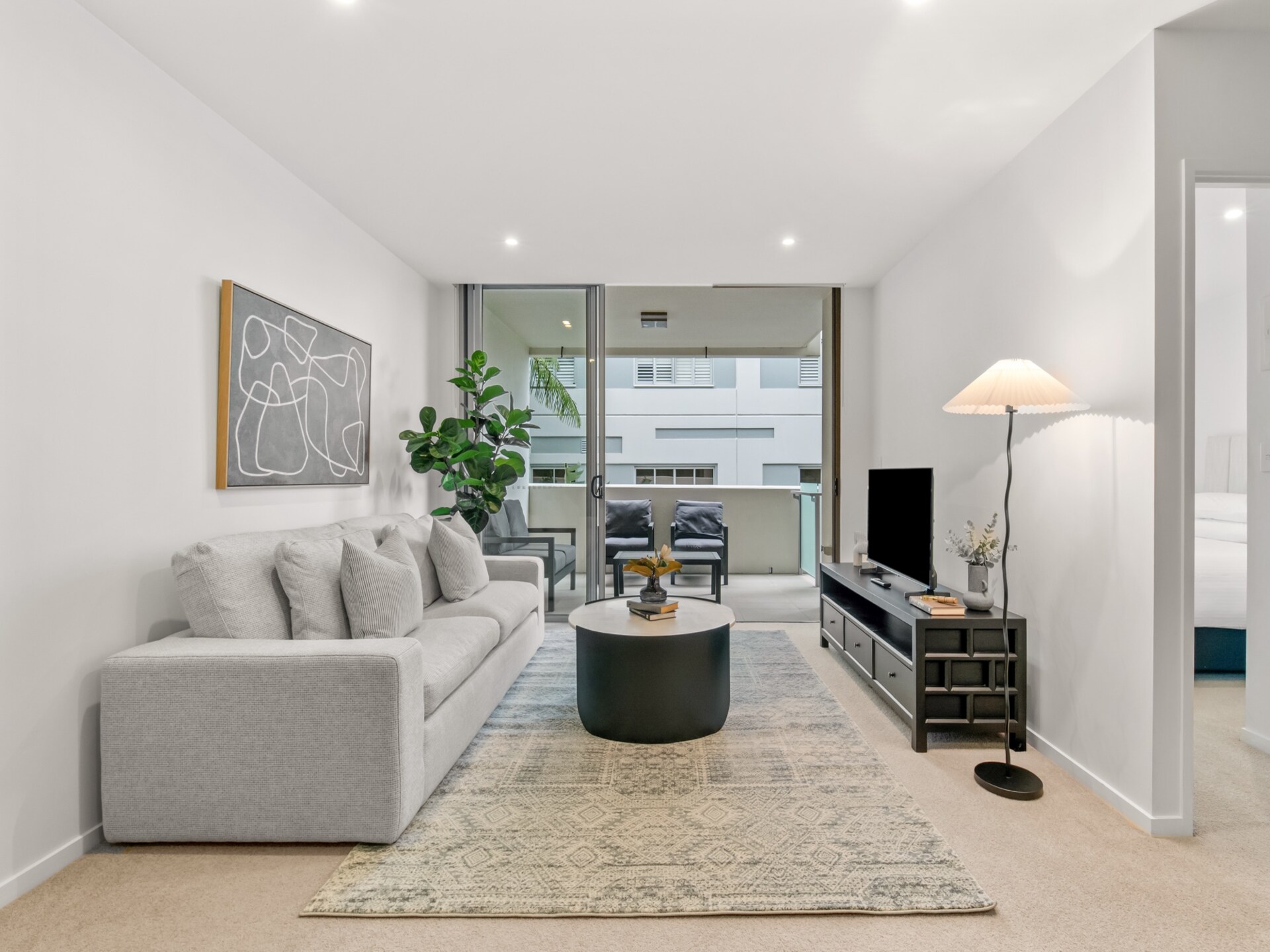 Licht appartement in West End met zwembad, balkon en parkeerplaats - foto 9