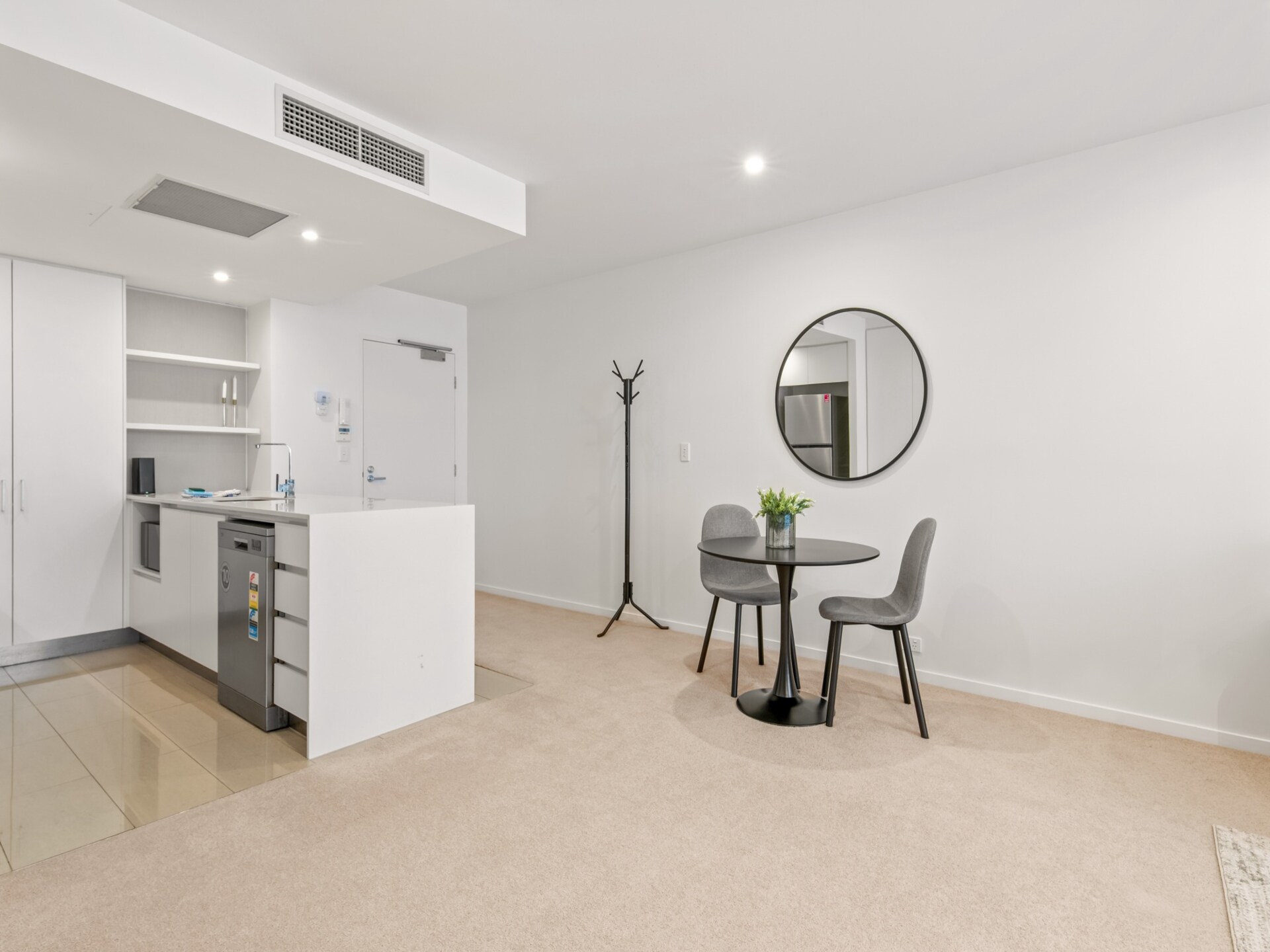 Licht appartement in West End met zwembad, balkon en parkeerplaats - foto 11