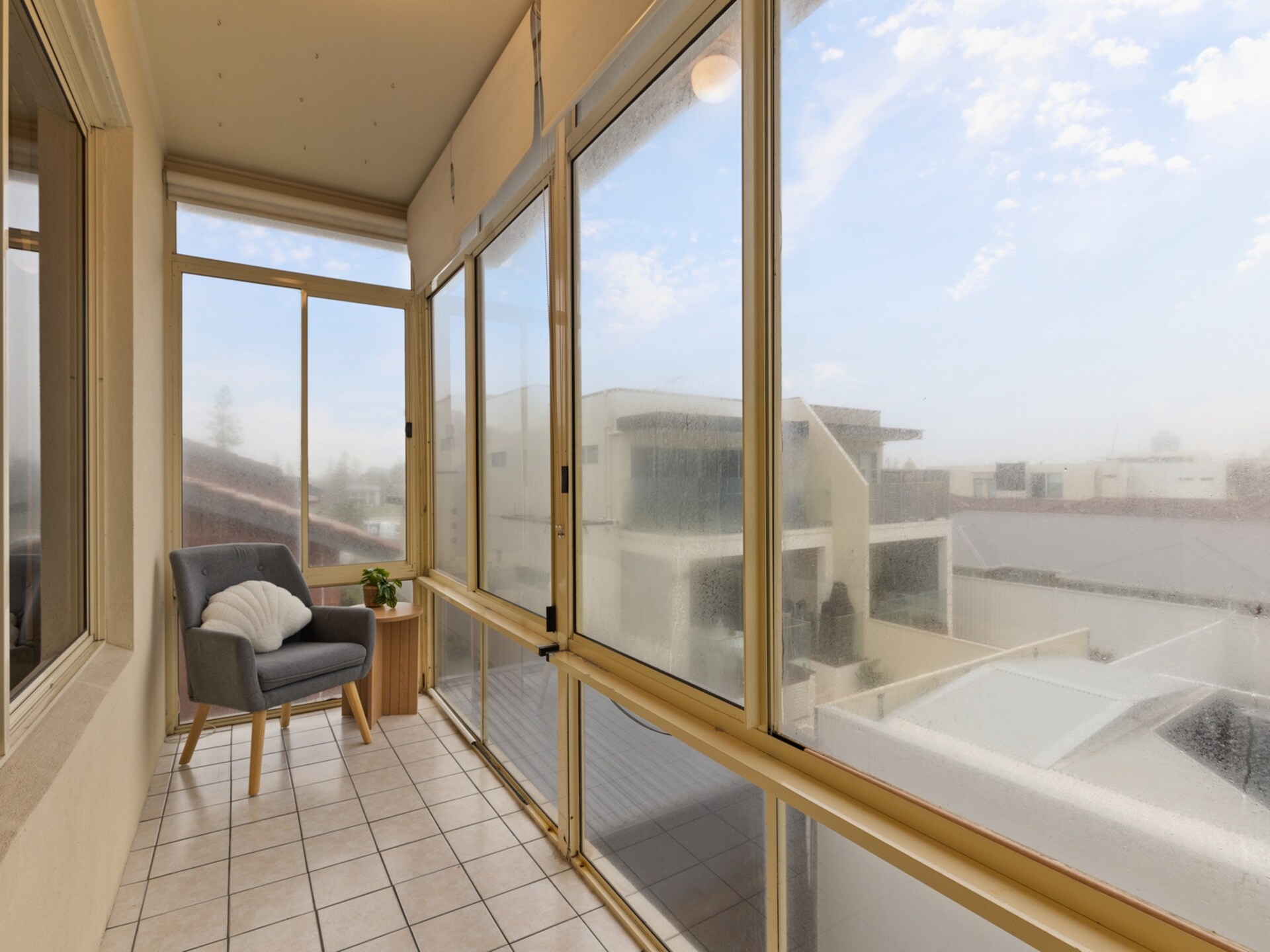 Licht appartement op de bovenste verdieping met balkon en uitzicht, vlakbij het strand - foto 4