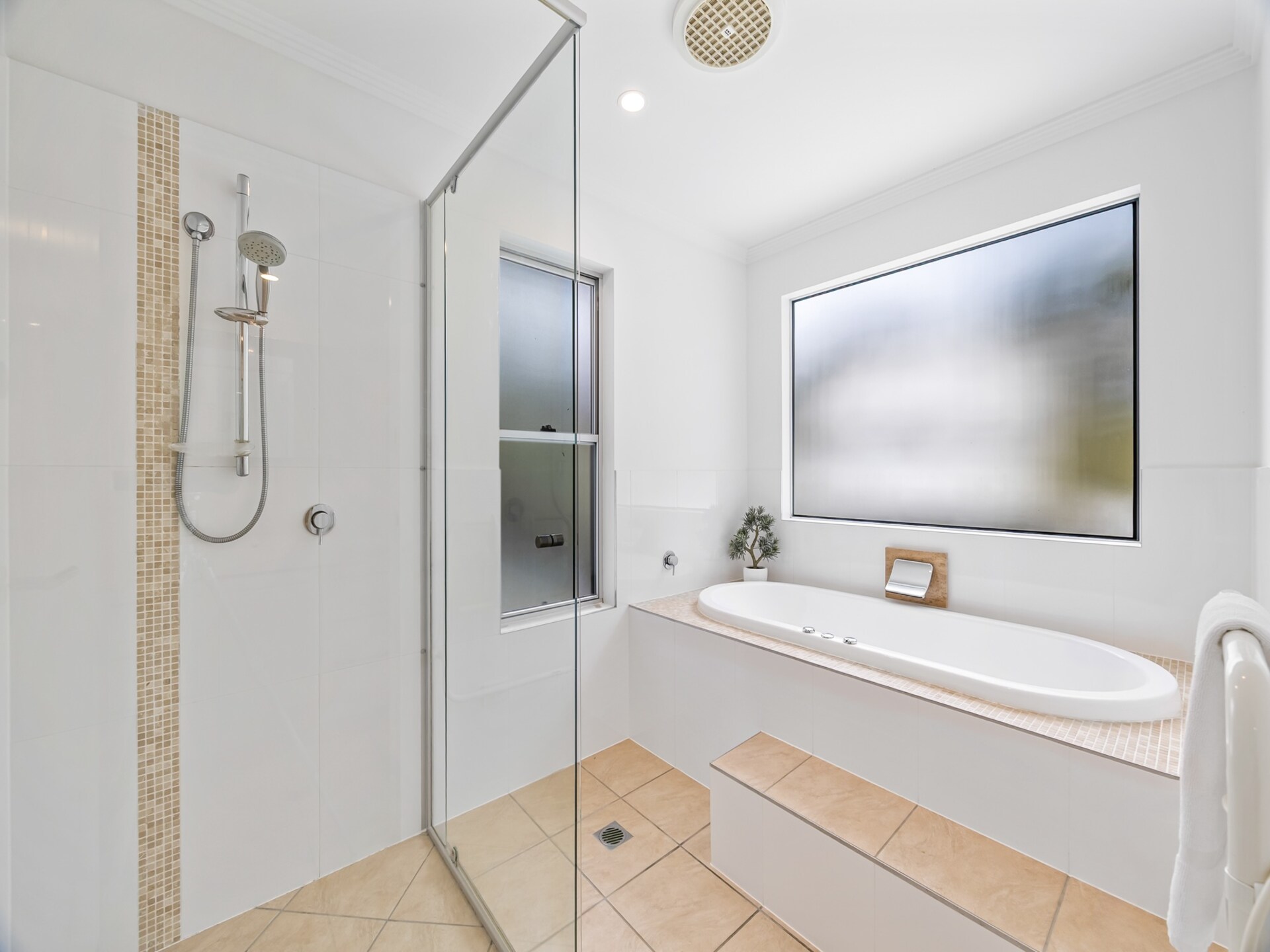 Ruim appartement met 3 slaapkamers nabij strand Alexandra Headland - foto 12
