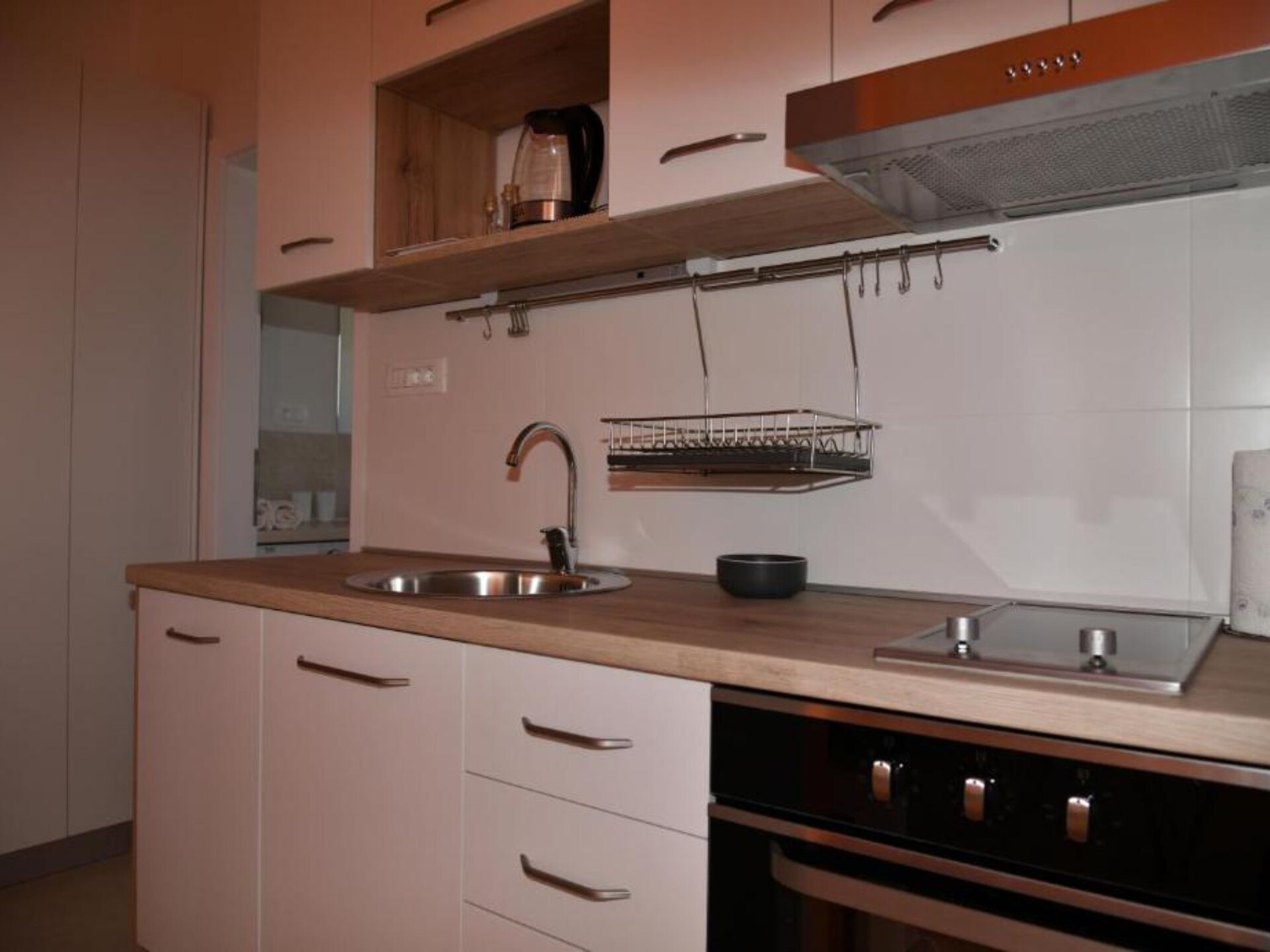 Knus appartement met terras en tuinzicht op 30 meter van zee in Supetar - foto 4