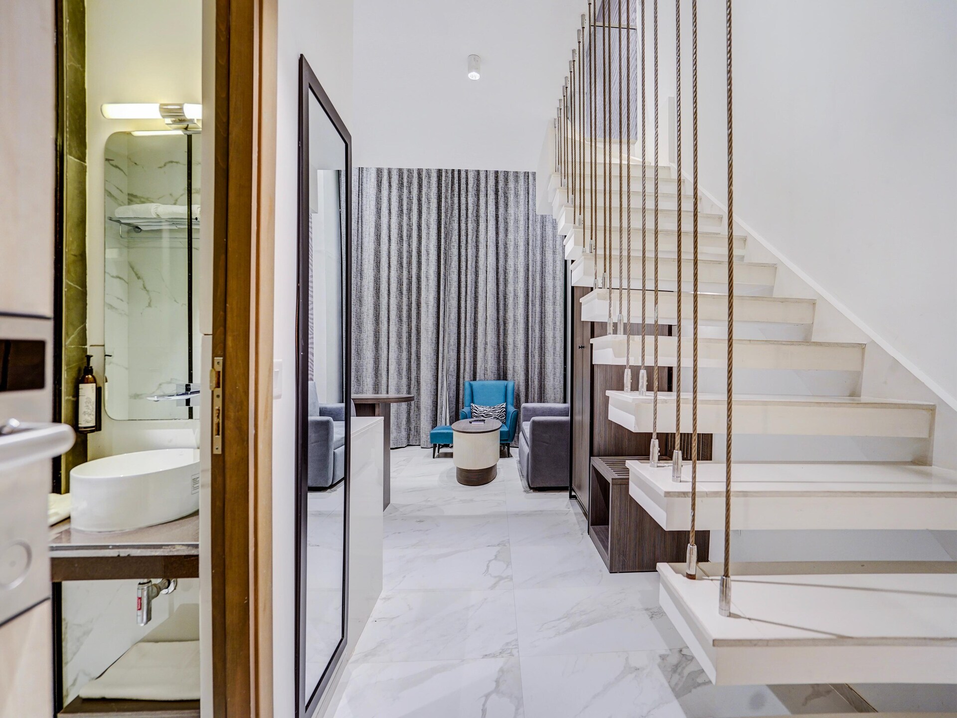 Luxe Duplex Suite met Kingsize Bed en Balkon in Gurgaon - foto 25