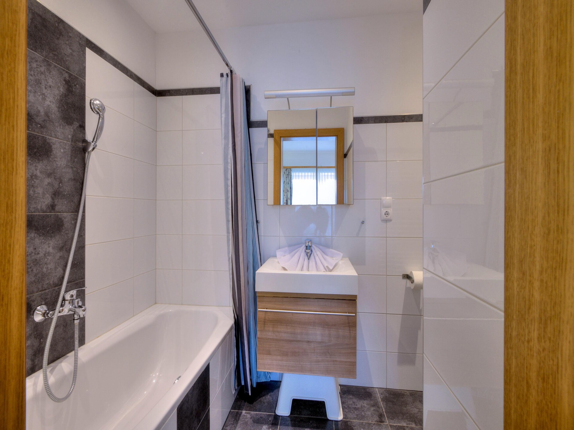 Ruim appartement met sauna, infraroodcabine en Alpenzicht op 40m van de skilift - foto 8
