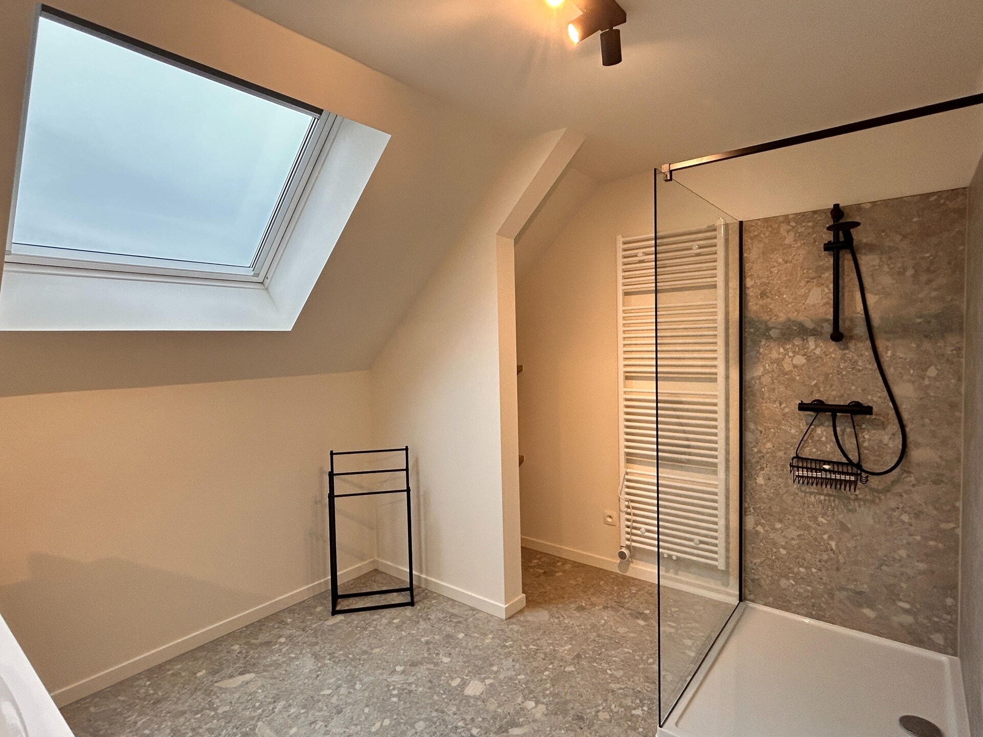 Stijlvol vakantiehuis voor 8 in gerenoveerde rijkswachtkazerne te Bree - foto 23