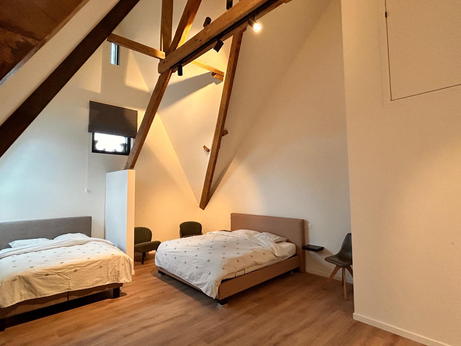 Stijlvol vakantiehuis voor 8 in gerenoveerde rijkswachtkazerne te Bree - foto 21