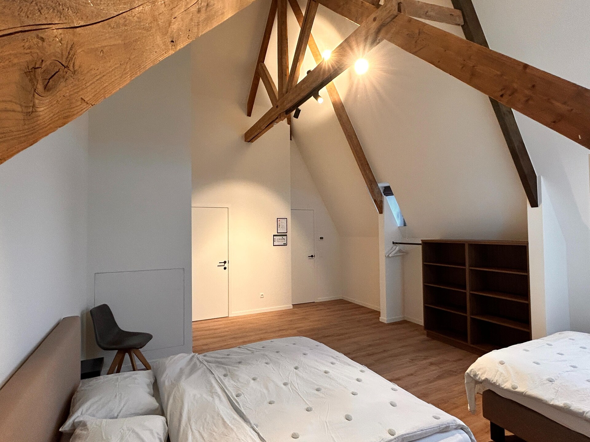 Stijlvol vakantiehuis voor 8 in gerenoveerde rijkswachtkazerne te Bree - foto 22