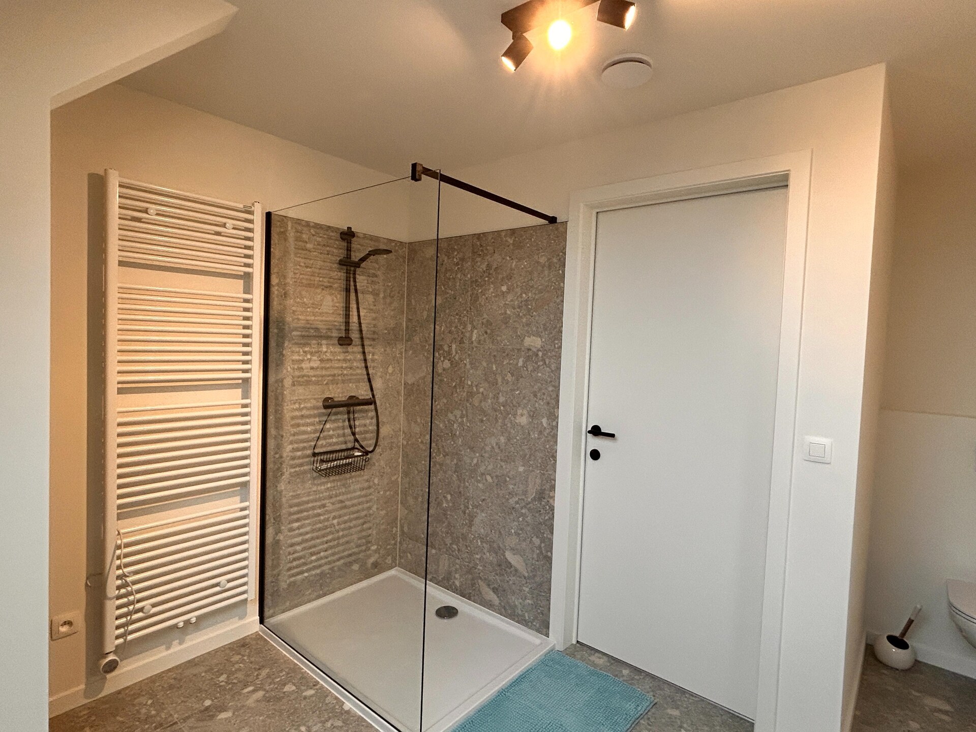 Stijlvol vakantiehuis voor 8 in gerenoveerde rijkswachtkazerne te Bree - foto 32