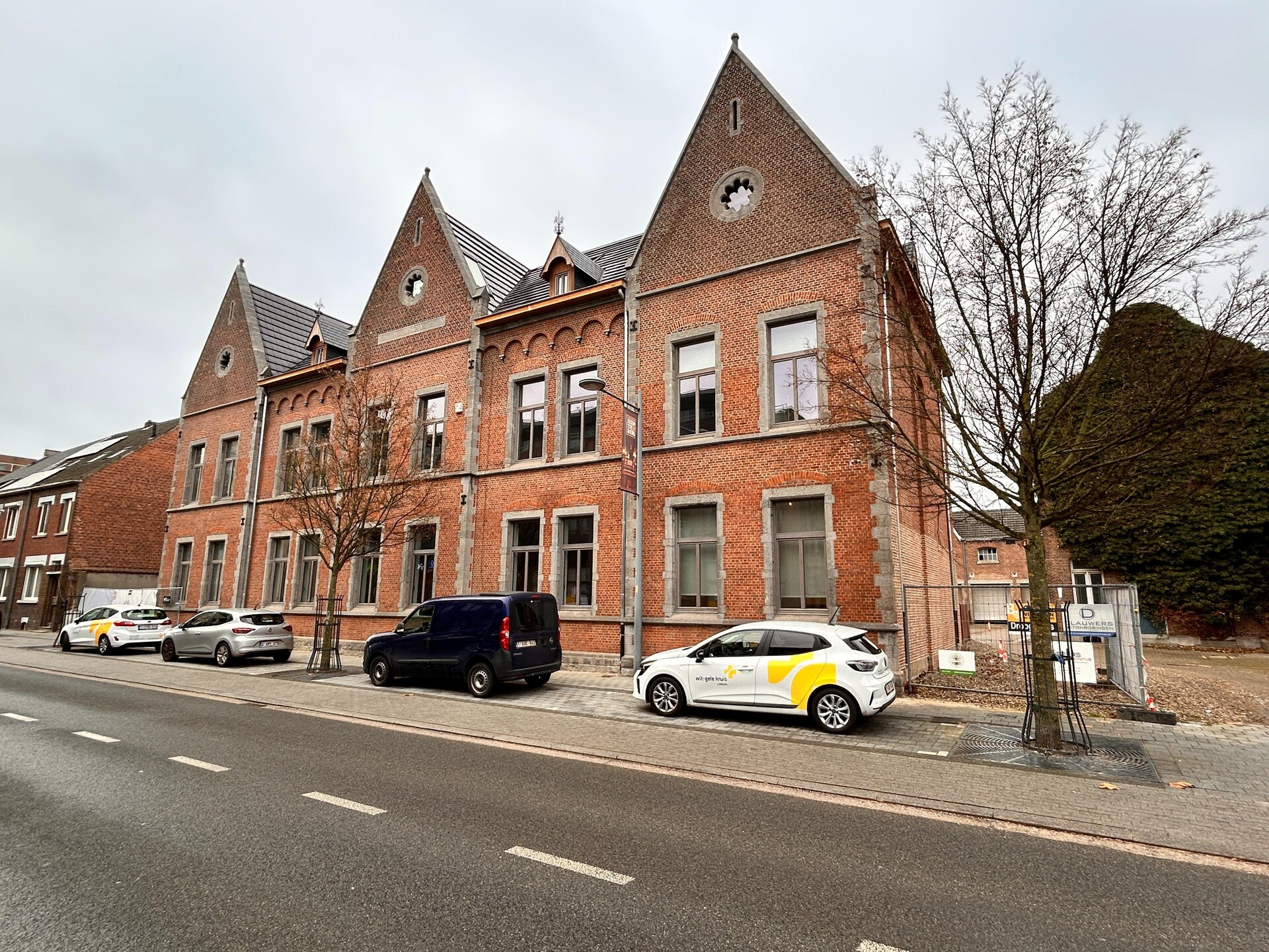 Stijlvol vakantiehuis voor 8 in gerenoveerde rijkswachtkazerne te Bree - foto 1