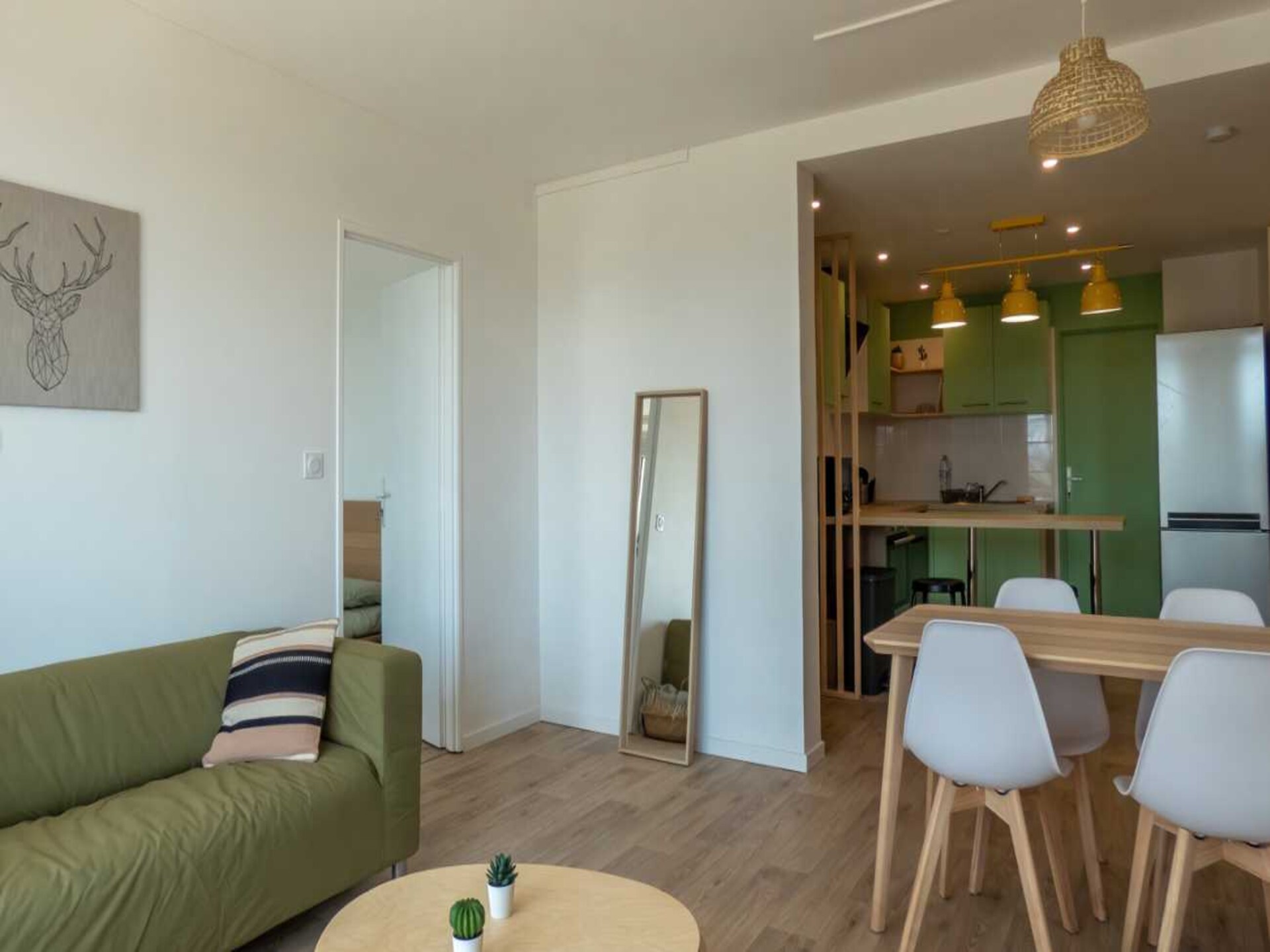 Lichte privékamer in gedeeld appartement nabij Parilly Park in Bron - foto 16