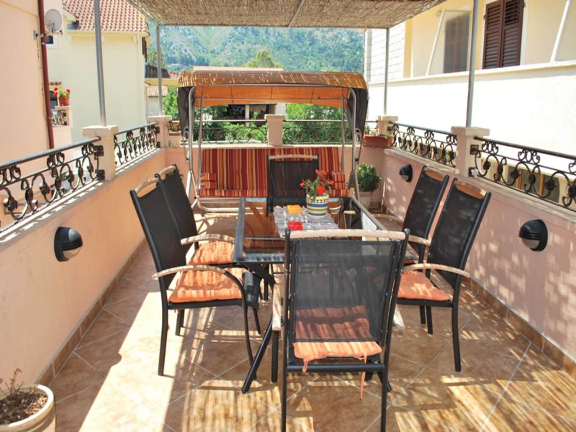 Stijlvol appartement in hartje Kotor met balkon en gedeeltelijk zeezicht - foto 4