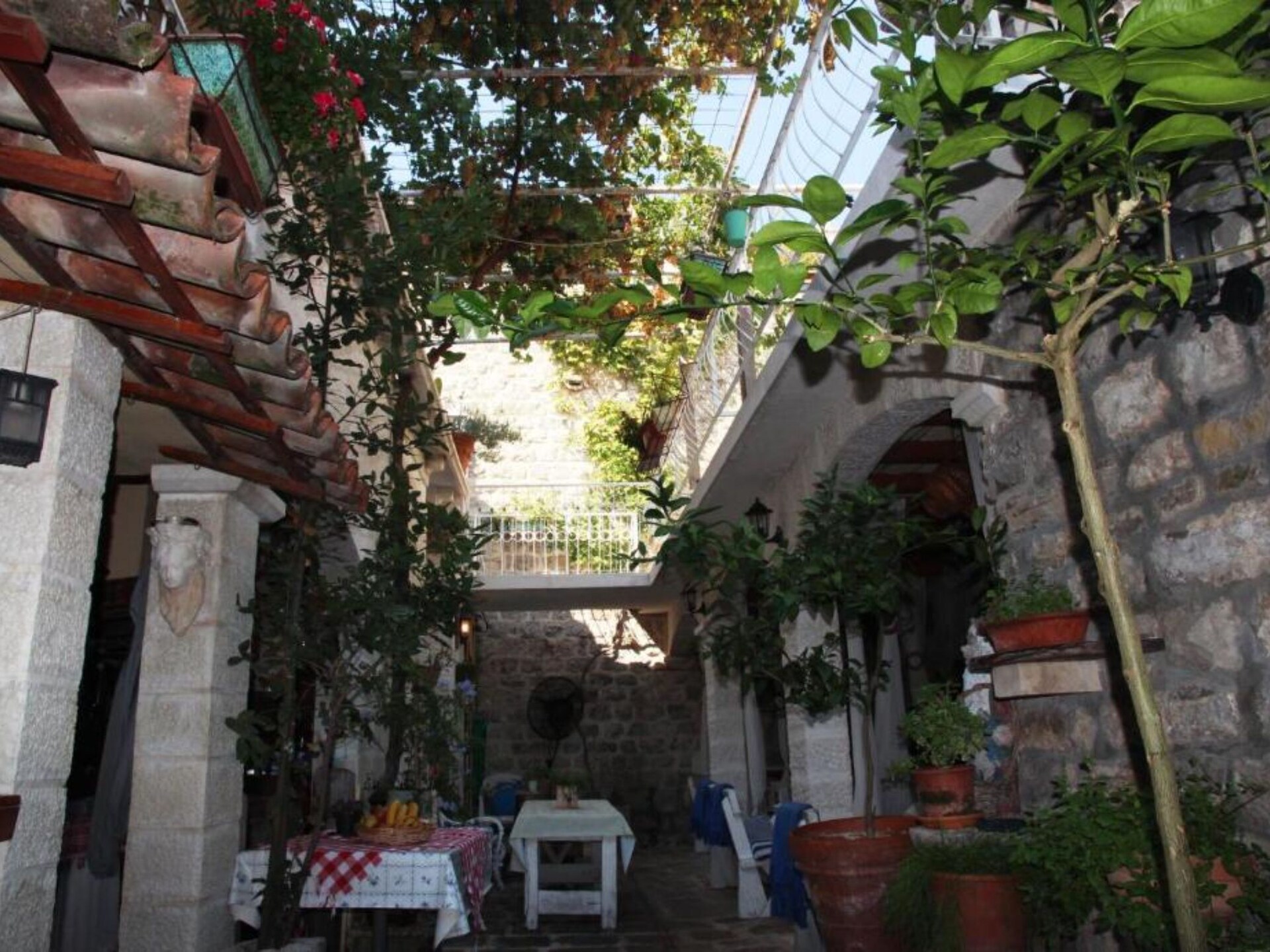 Authentiek stenen huisje in Budva, 50 meter van het strand - foto 13