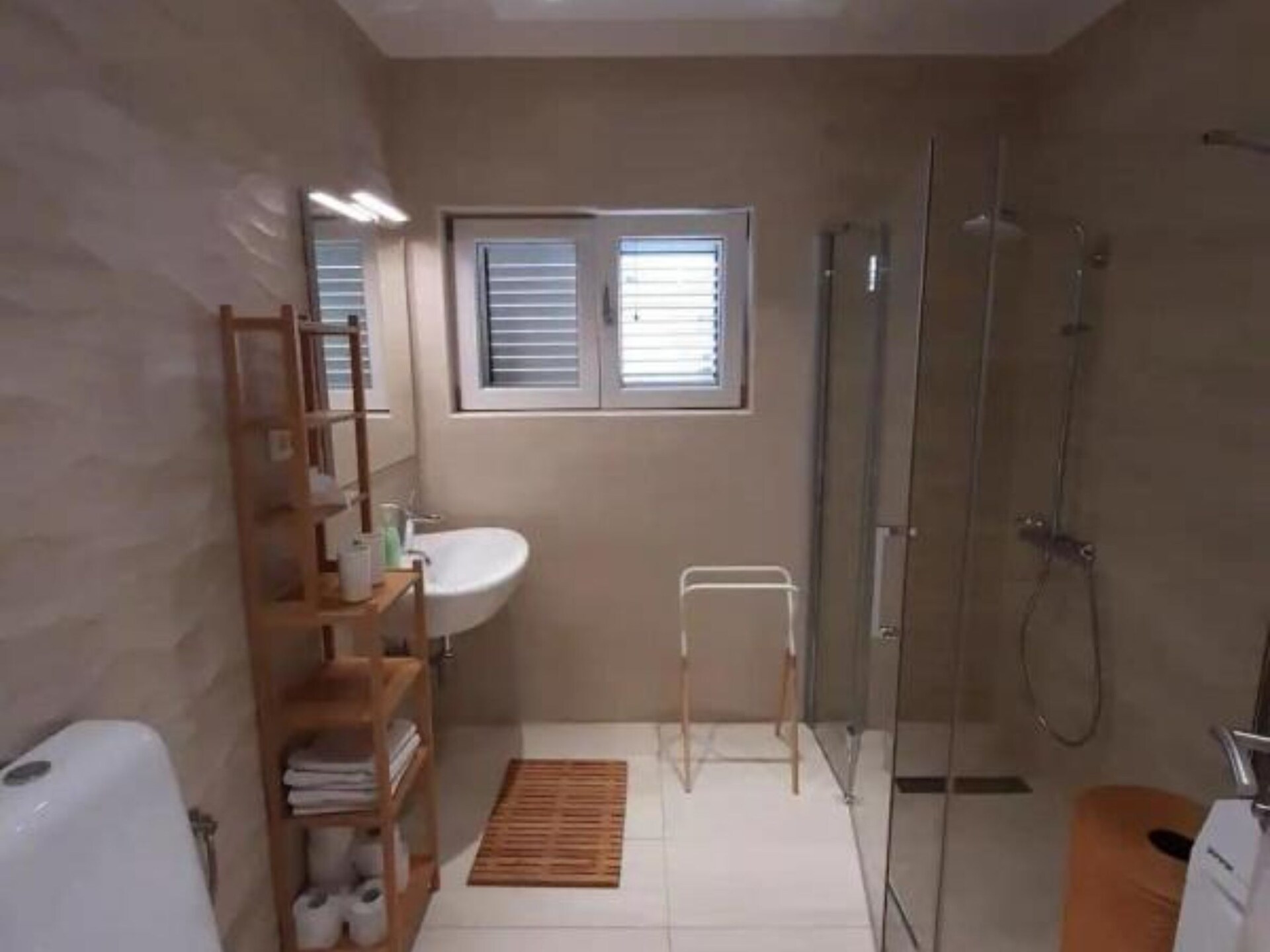 Rustiek Tivat appartement met balkon, gratis parkeren en strand op 200m - foto 17