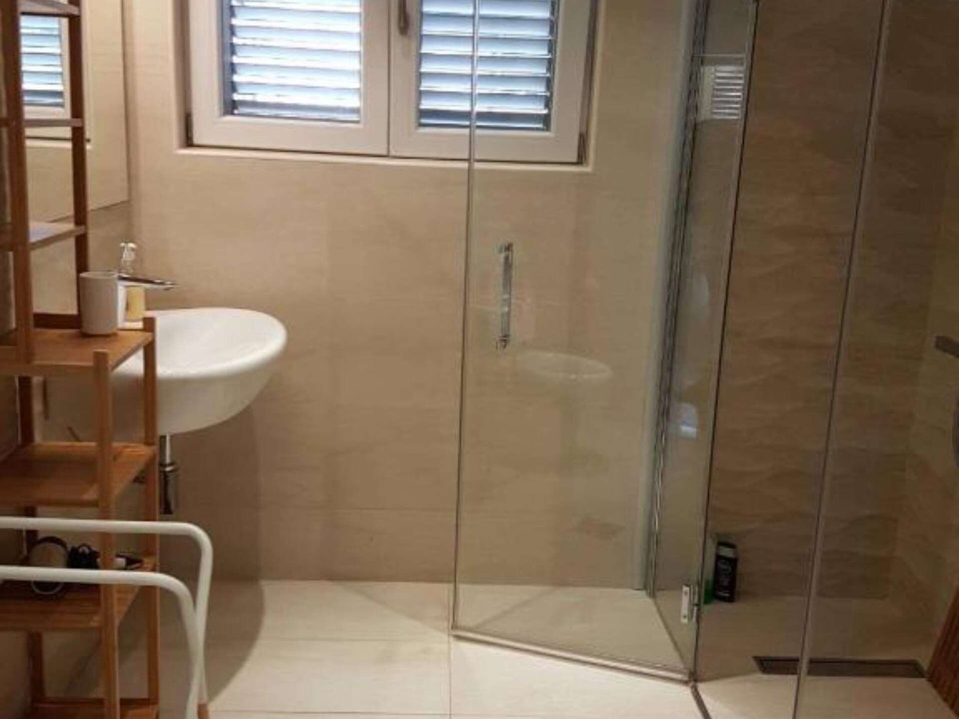 Rustiek Tivat appartement met balkon, gratis parkeren en strand op 200m - foto 18