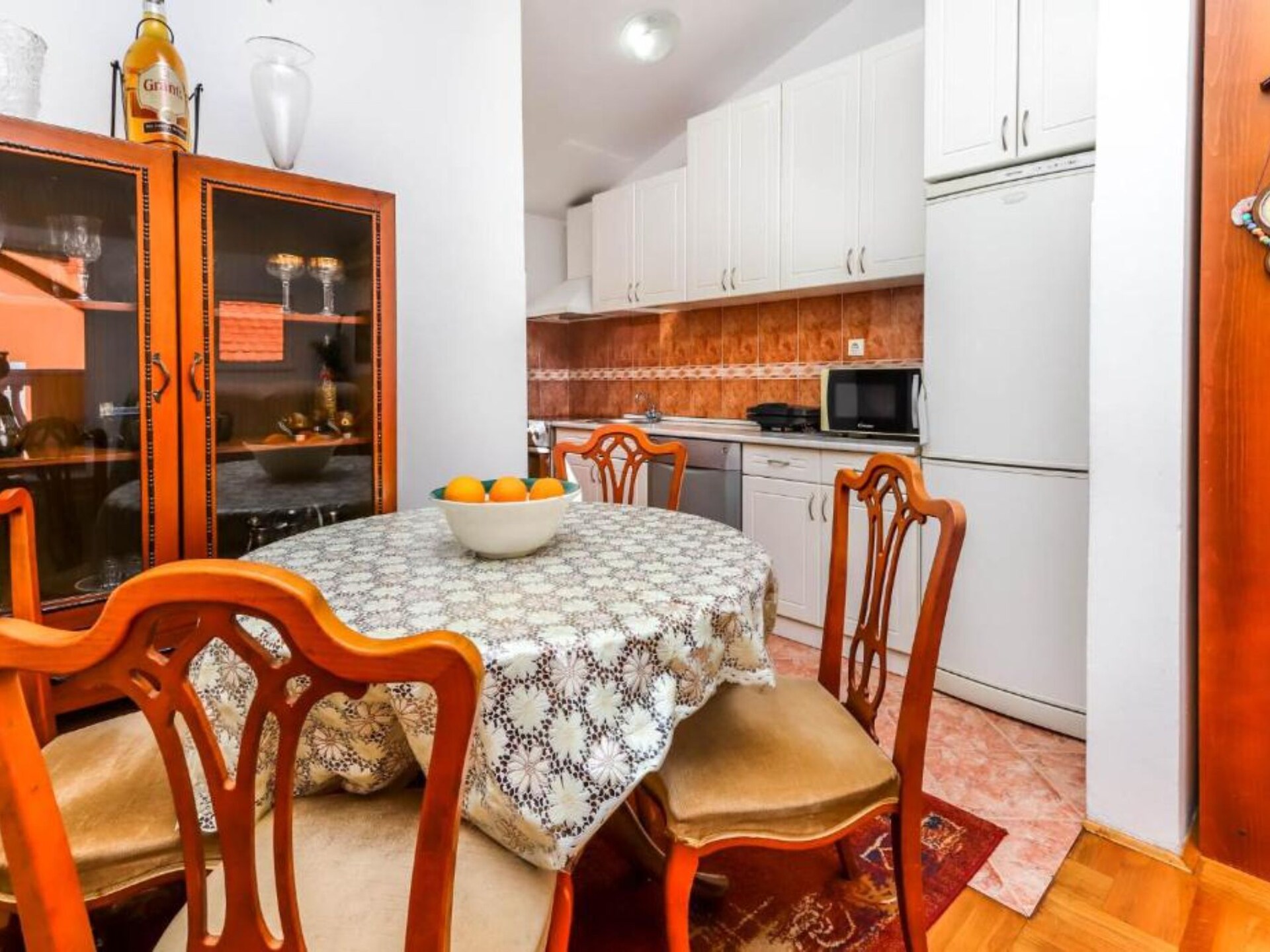 Rustgevend appartement aan de Budvaanse kustlijn, 400m van het strand - foto 7