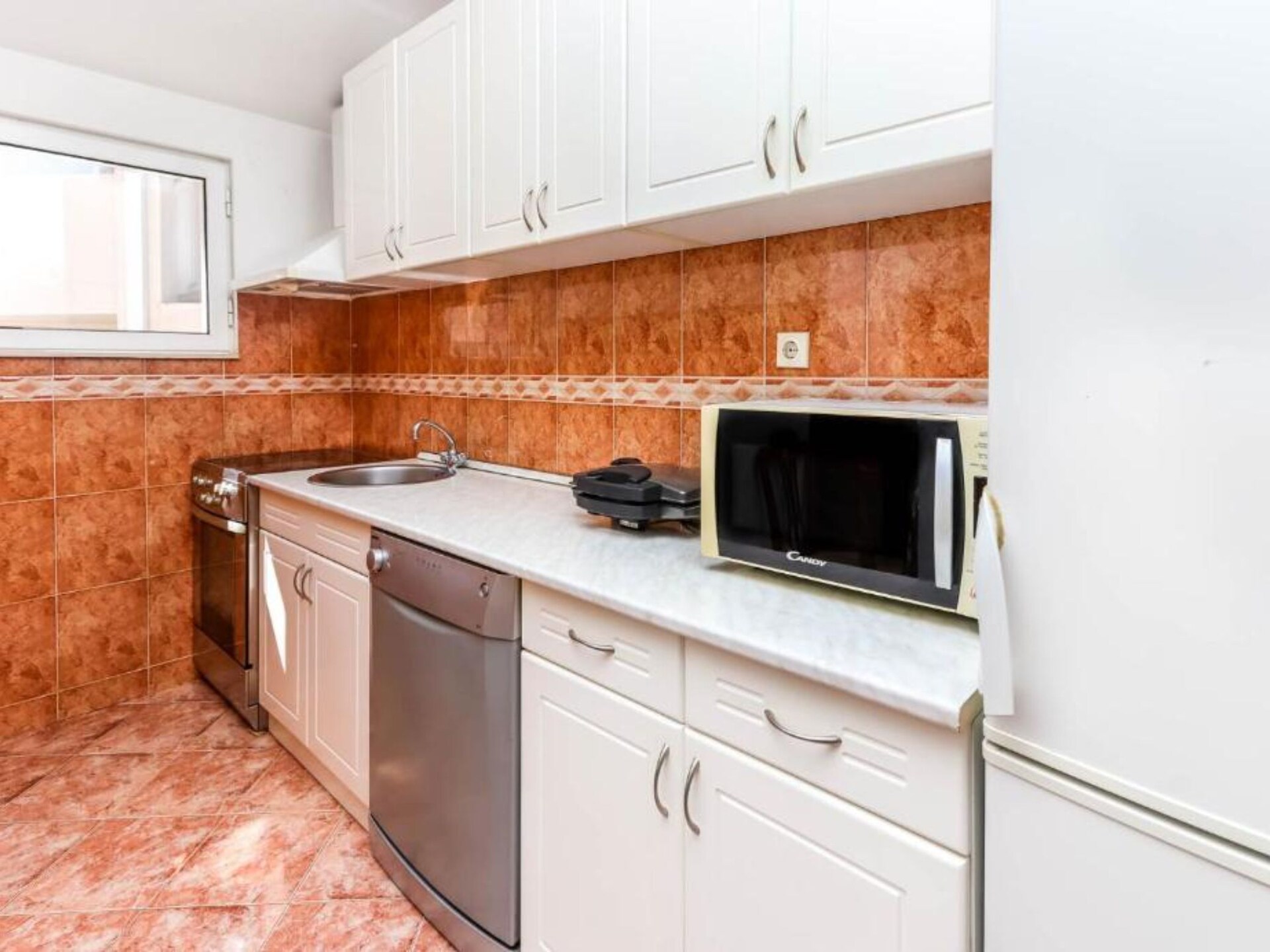 Rustgevend appartement aan de Budvaanse kustlijn, 400m van het strand - foto 8