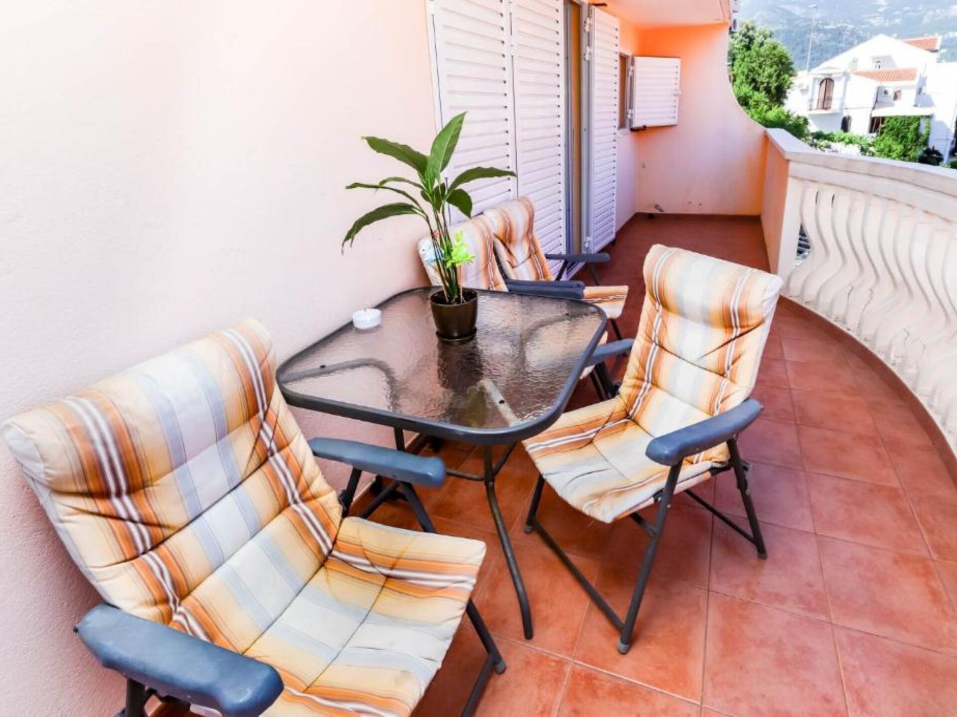 Rustgevend appartement aan de Budvaanse kustlijn, 400m van het strand - foto 1