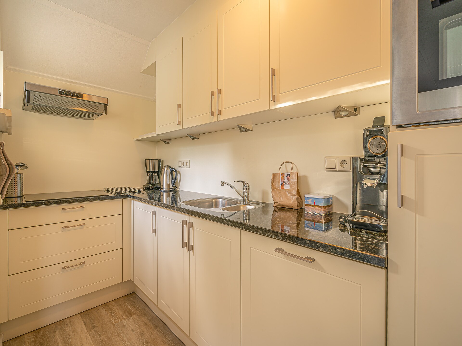 Luxe 6-persoons villa met sauna en whirlpool in bosrijk De Koog - foto 8