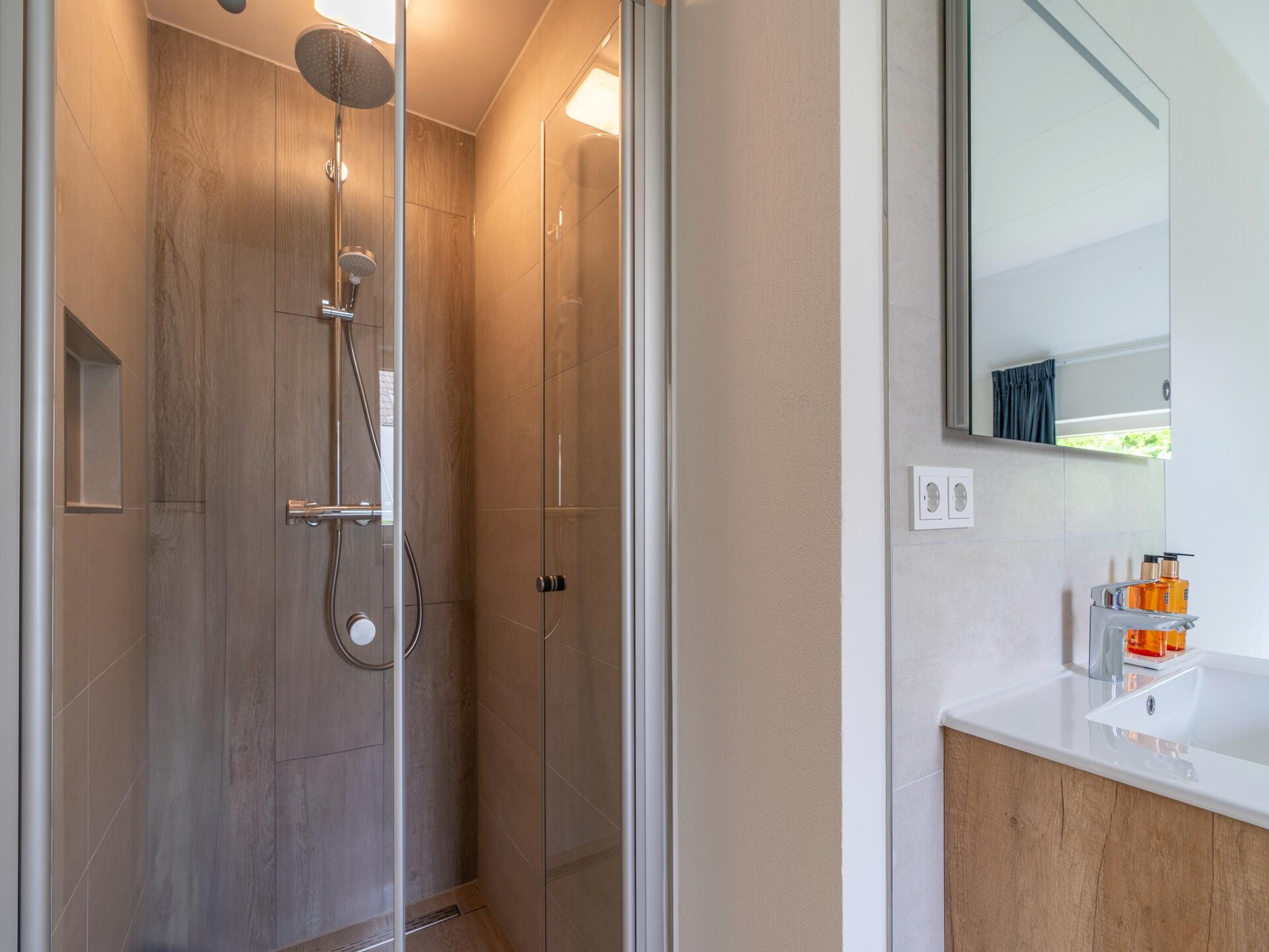 Luxe 6-persoons villa met sauna en whirlpool in bosrijk De Koog - foto 12
