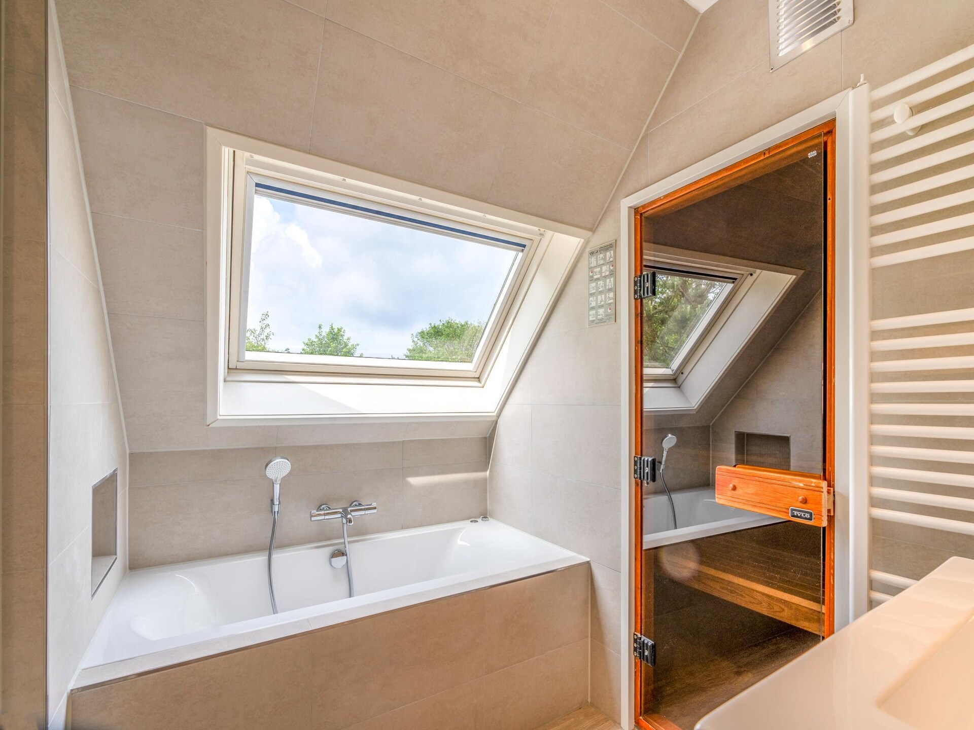 Luxe 6-persoons villa met sauna en whirlpool in bosrijk De Koog - foto 13