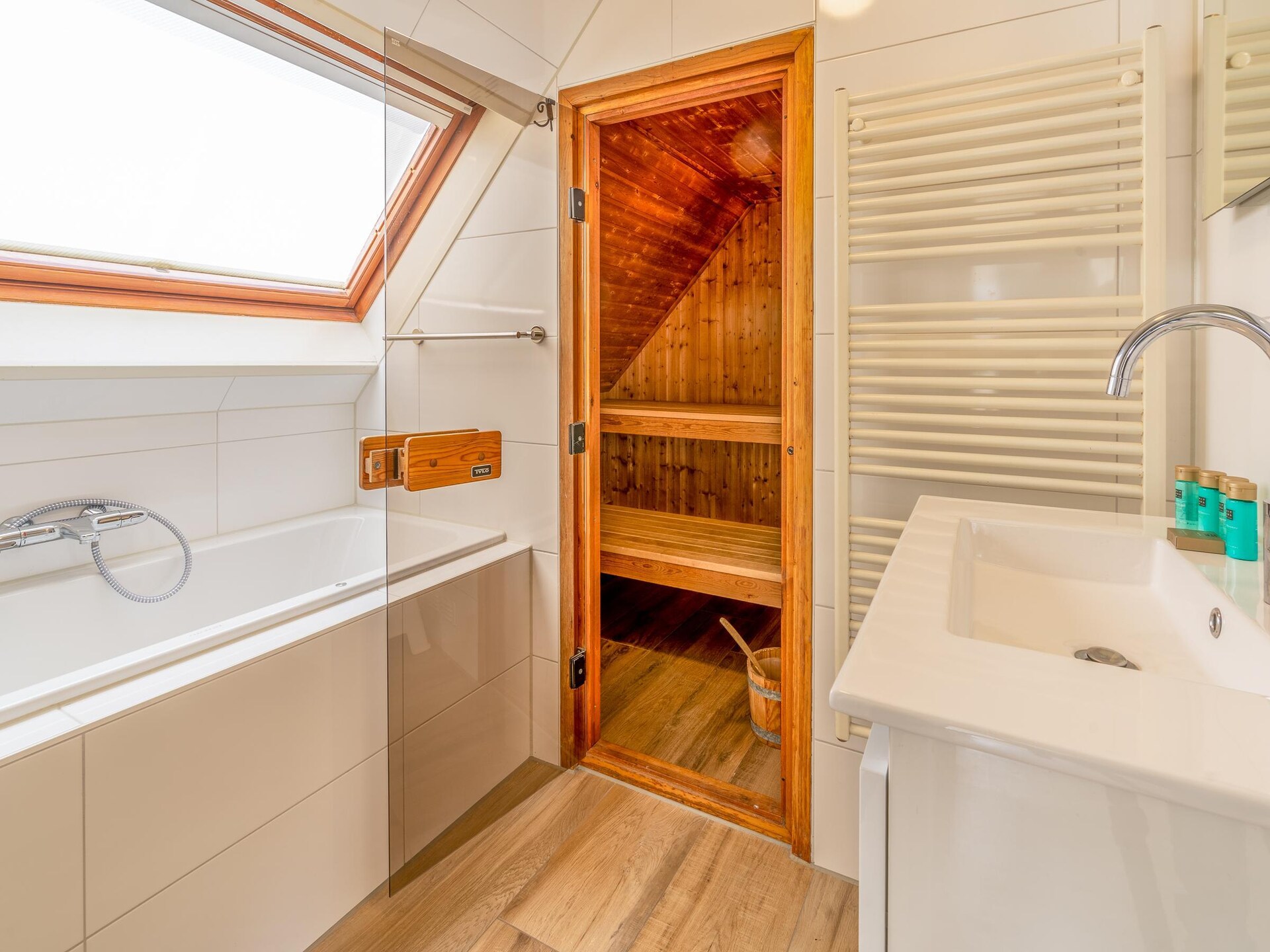 Luxe 6-persoons villa met sauna en whirlpool in bosrijk park bij De Koog - foto 14