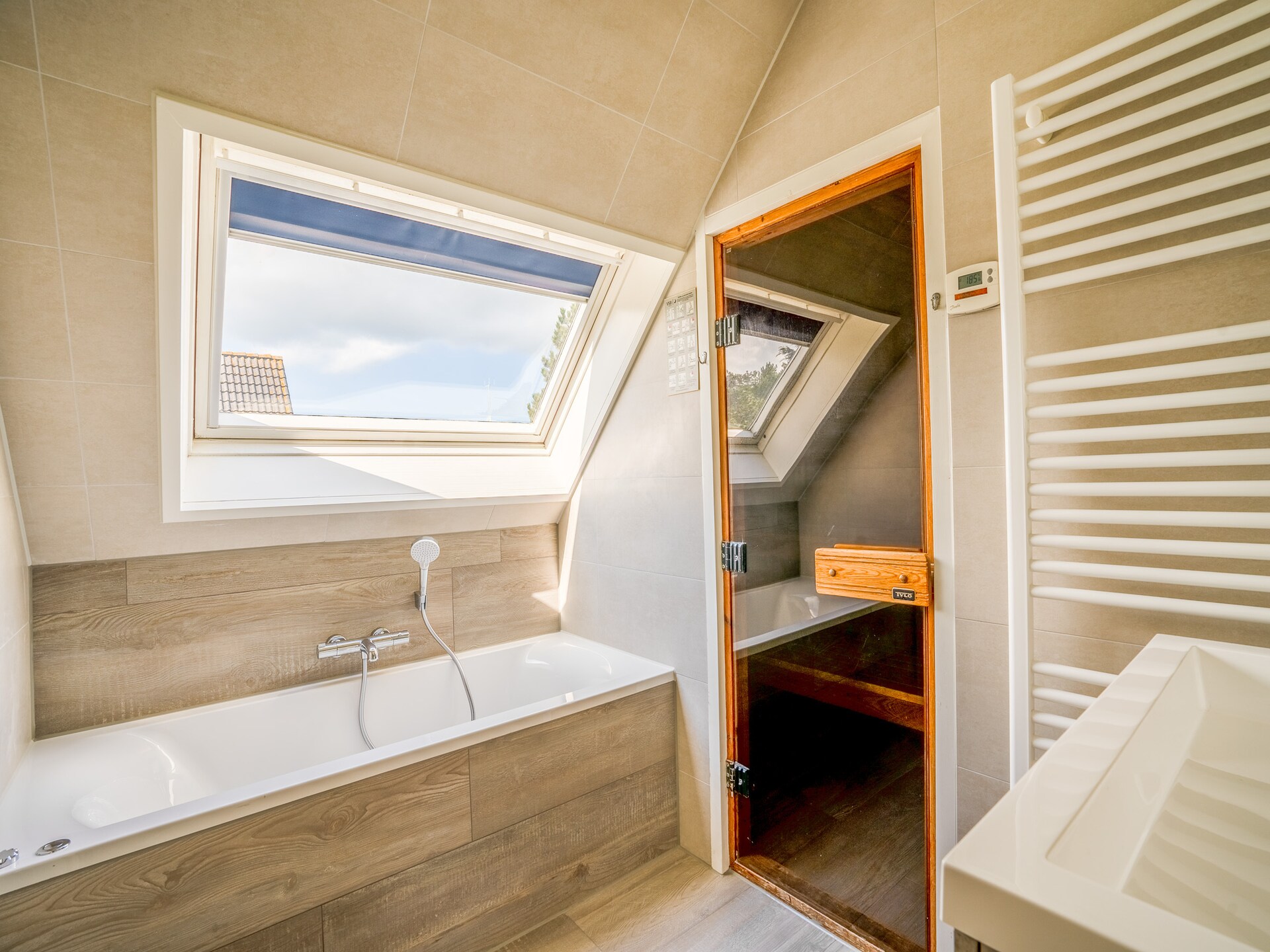 Luxueuze 6-persoons villa met sauna en whirlpool op Villapark Kamperfoelie - foto 13