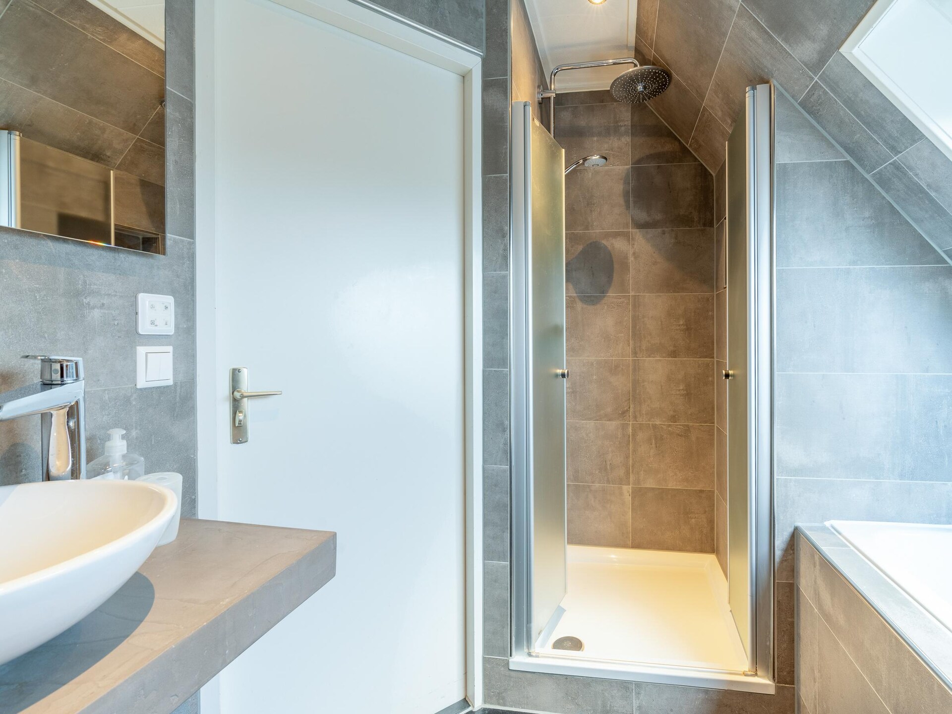 Luxe 6-persoons villa met sauna en whirlpool op Villapark Kamperfoelie - foto 13