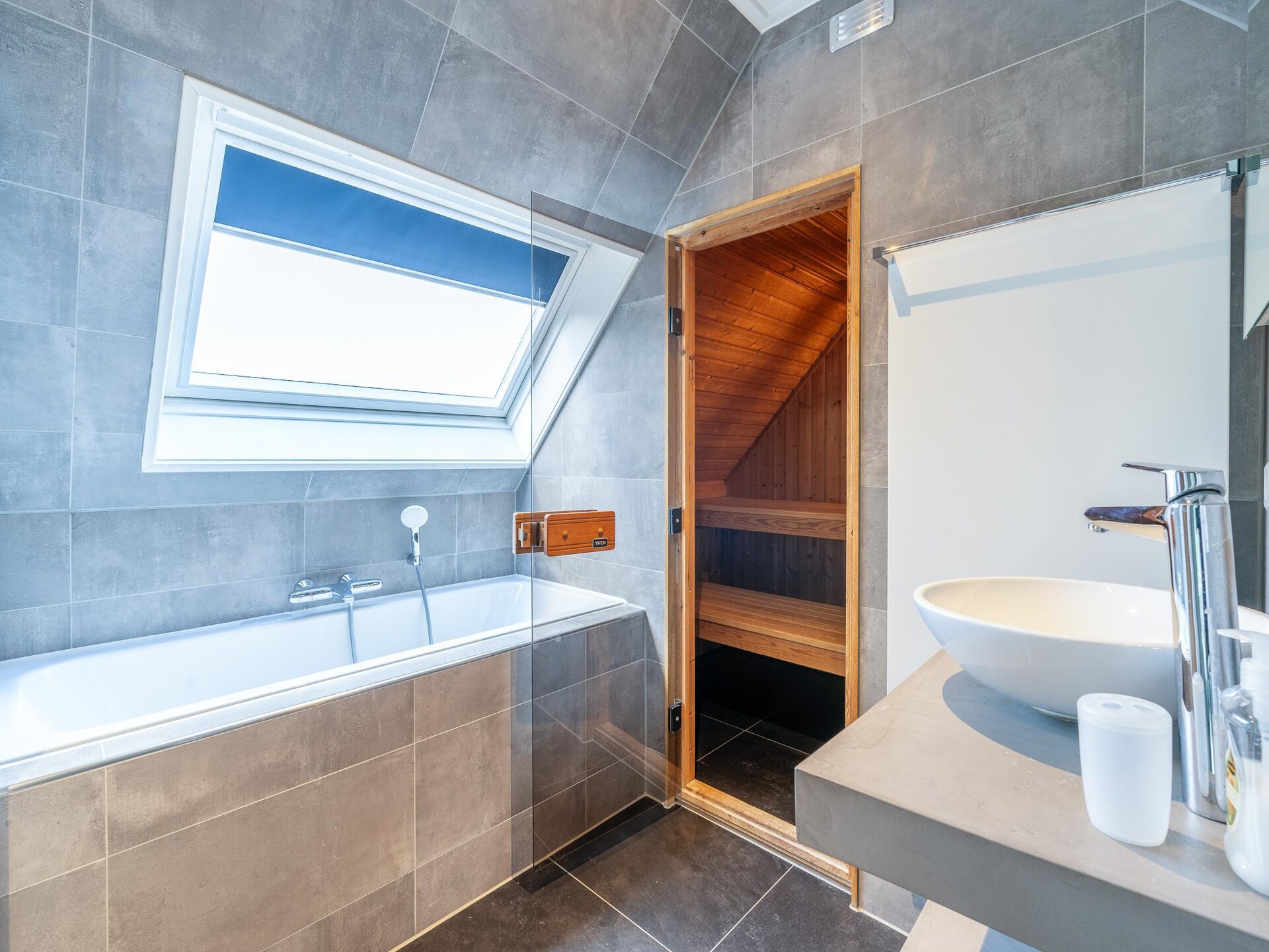 Luxe 6-persoons villa met sauna en whirlpool op Villapark Kamperfoelie - foto 12