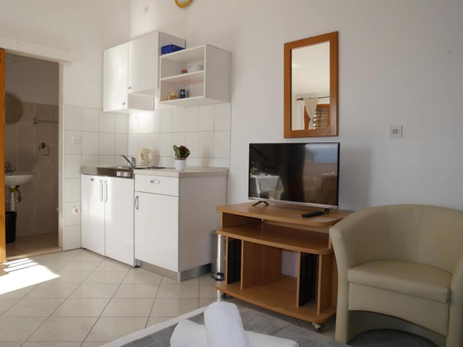 Knusse studio aan zee in Dugi Rat, op 100 meter van het strand - foto 1
