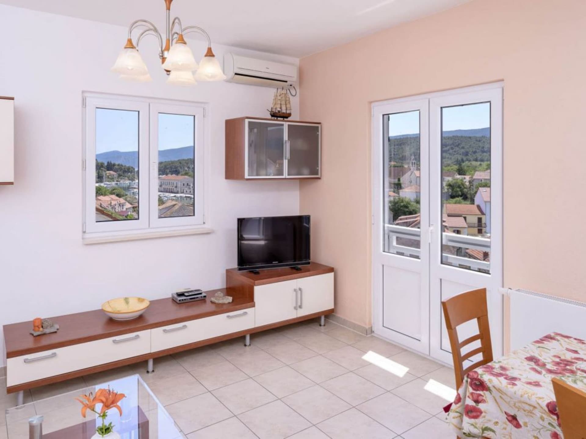 Luxe appartement met balkon en zeezicht in Vrboska, vlakbij het strand - foto 4