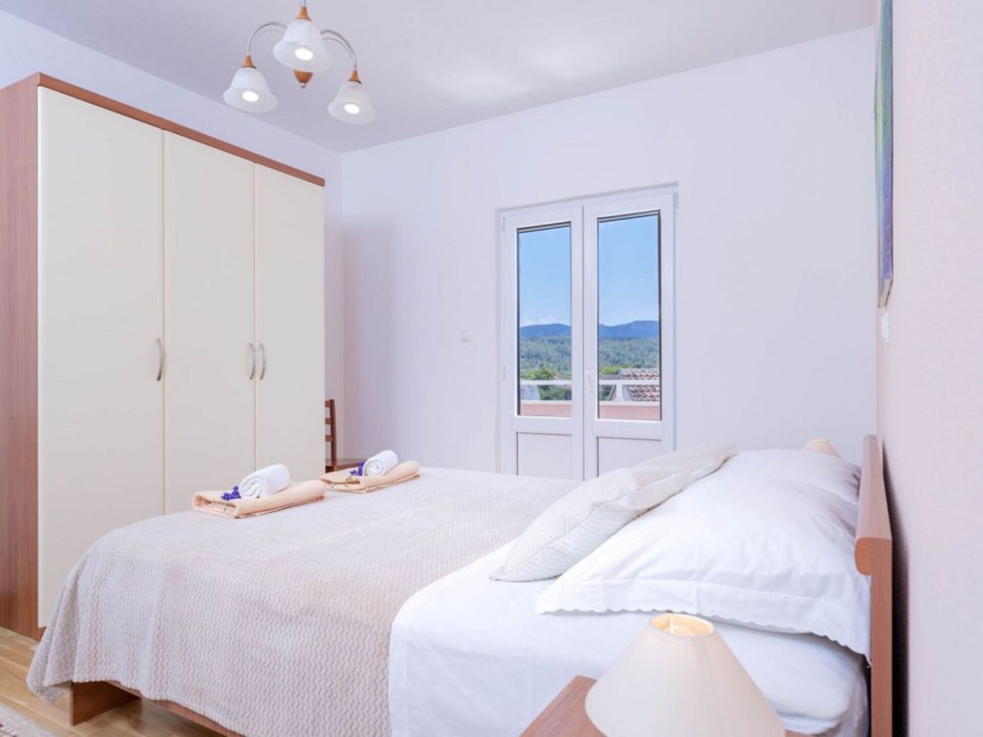 Luxe appartement met balkon en zeezicht in Vrboska, vlakbij het strand - foto 11