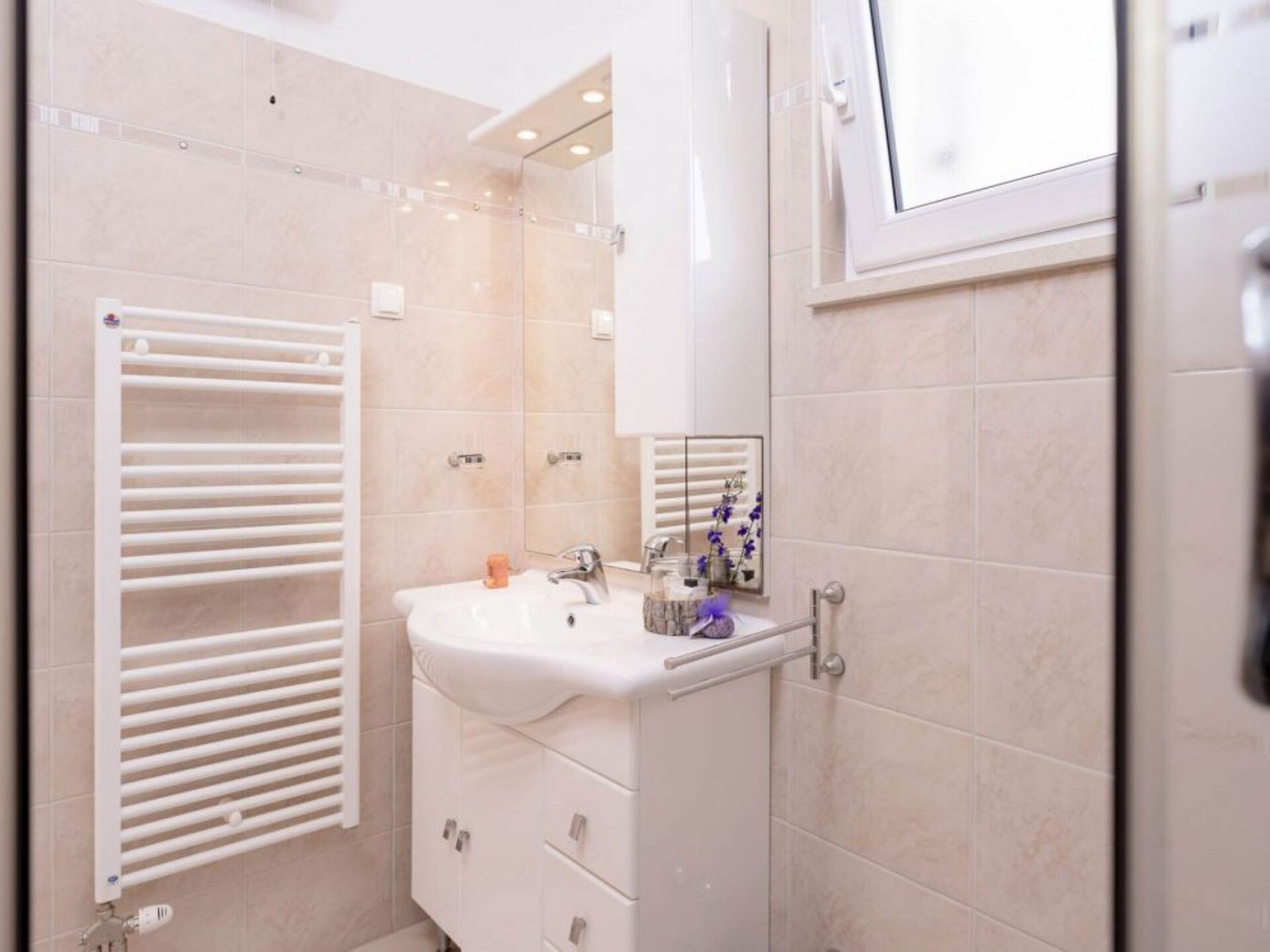 Luxe appartement met balkon en zeezicht in Vrboska, vlakbij het strand - foto 14