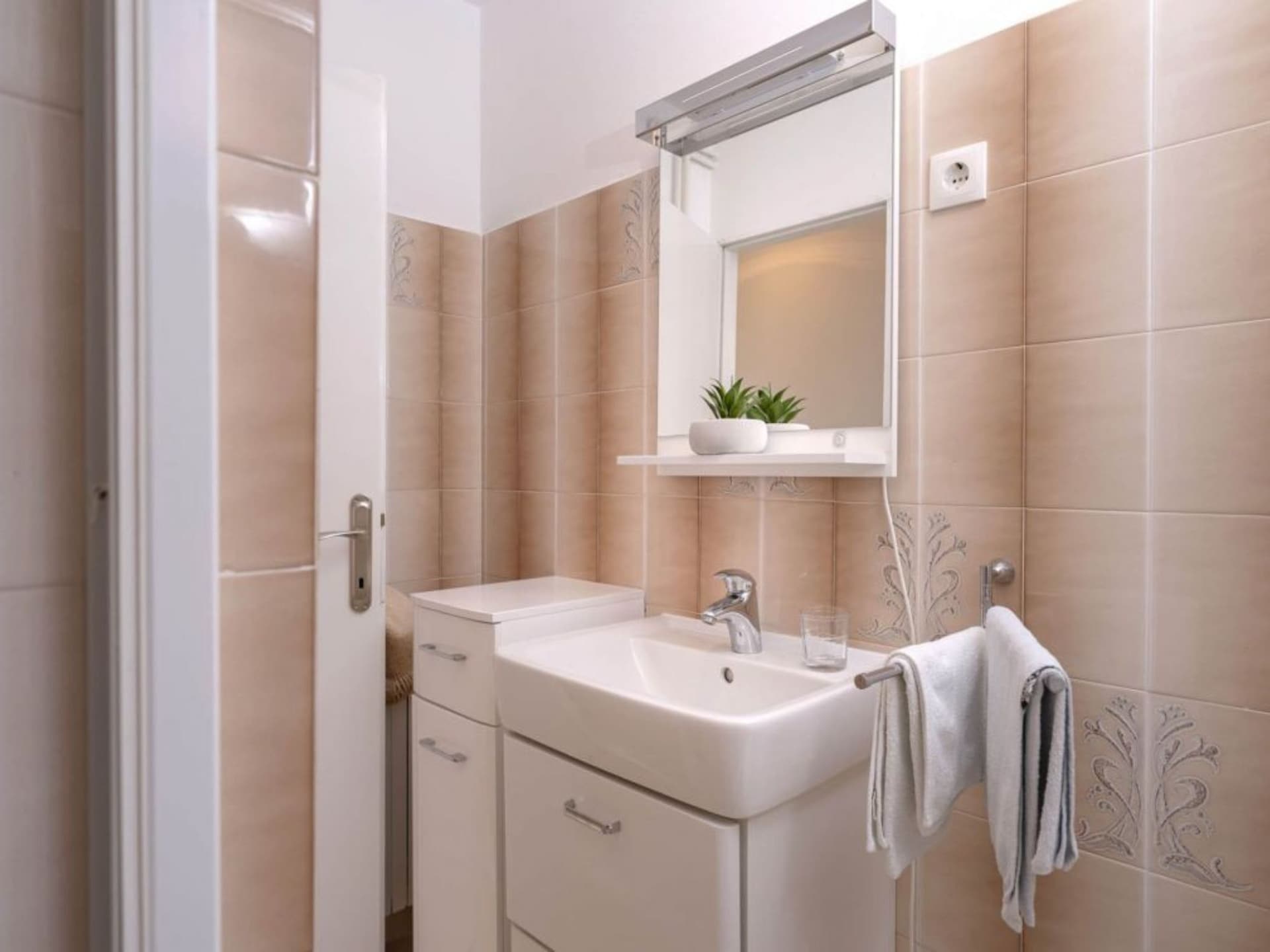Op 400 m van het strand: Comfortabel appartement in Vrboska - foto 16