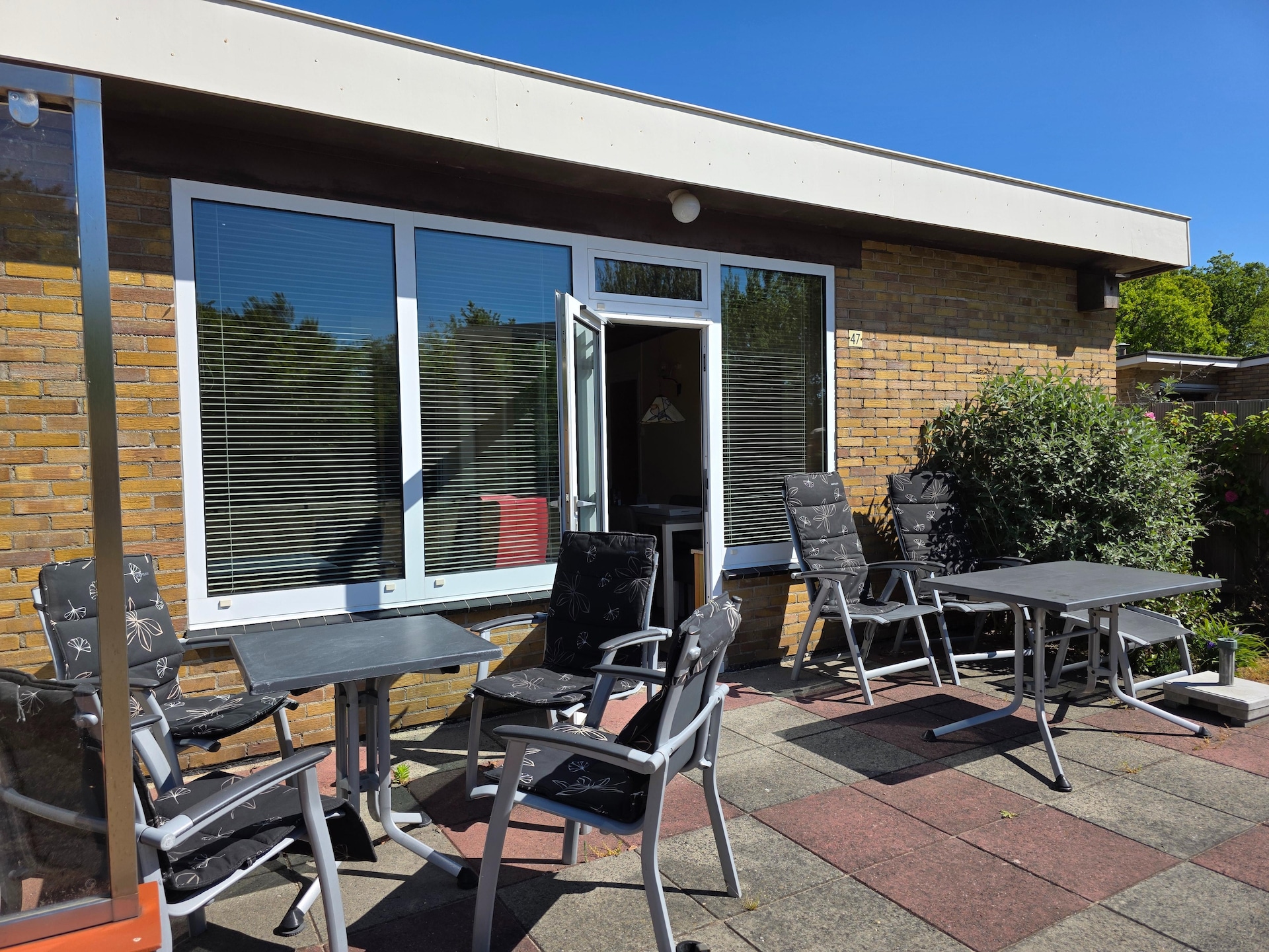 Vrijstaande familiebungalow met zonnige tuin in het bos bij De Koog - foto 11