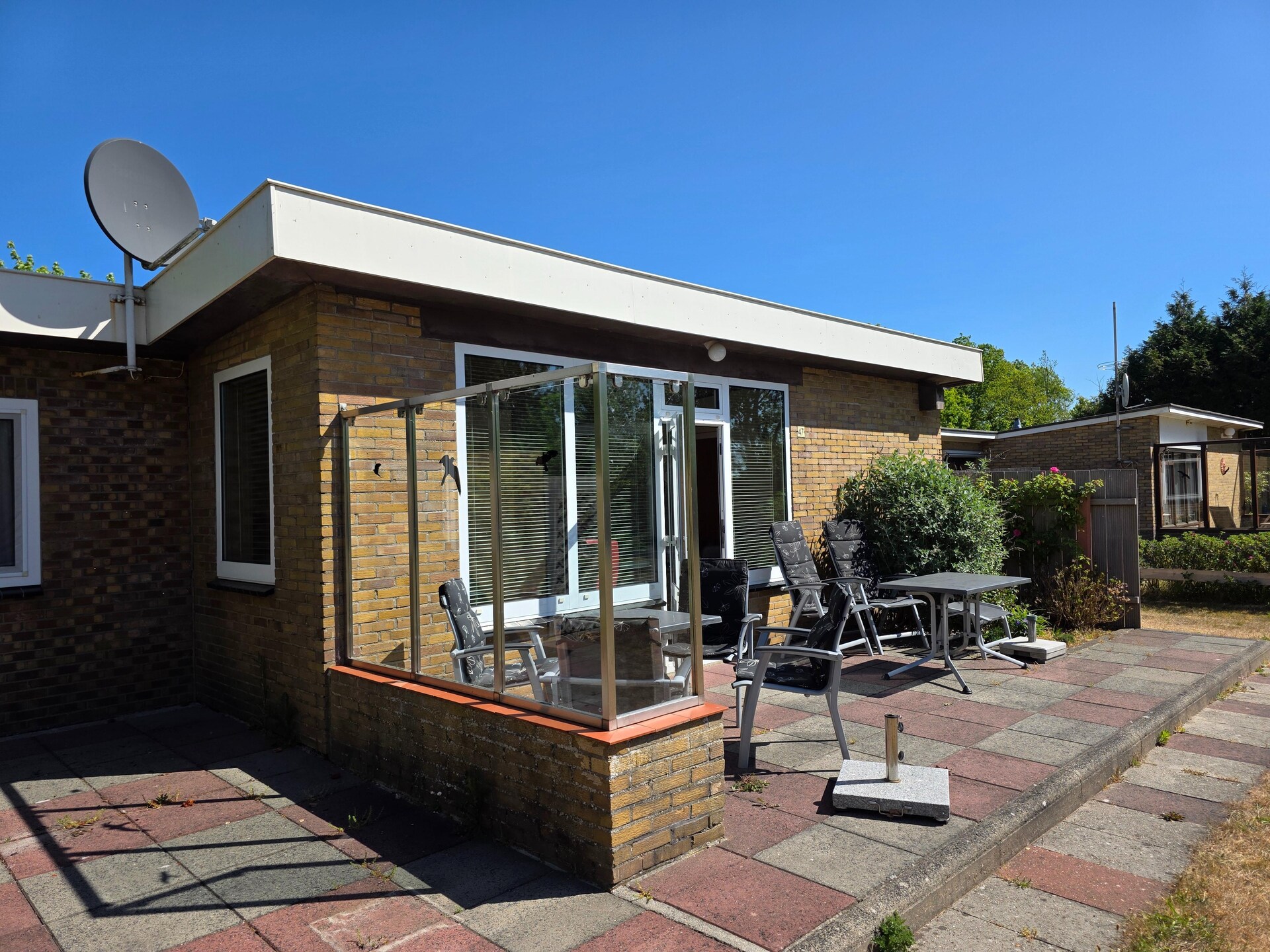 Vrijstaande familiebungalow met zonnige tuin in het bos bij De Koog - foto 12