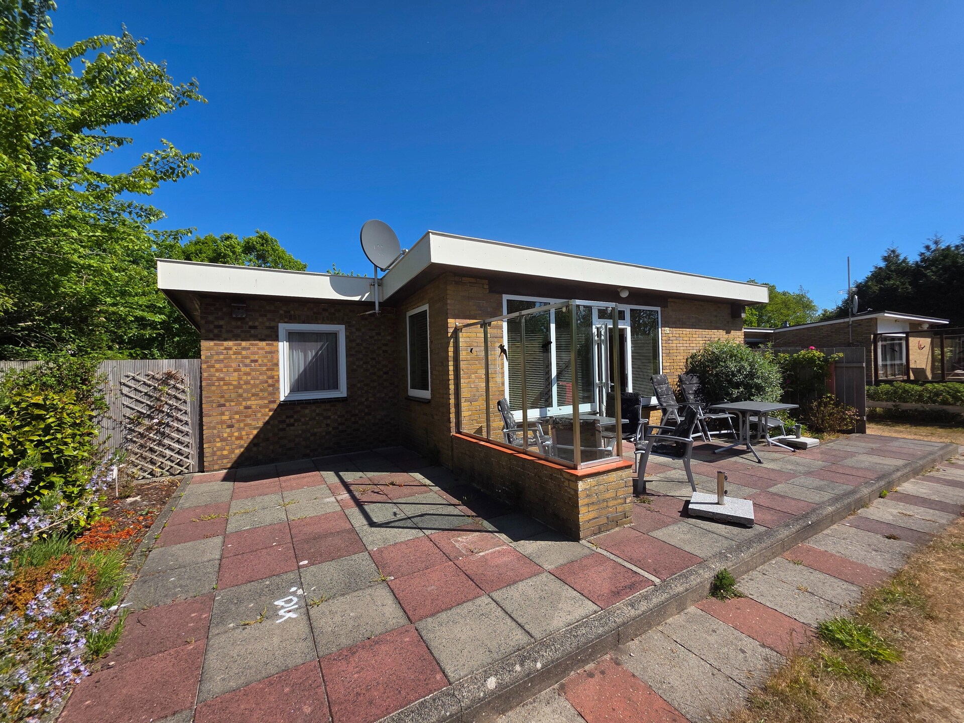Vrijstaande familiebungalow met zonnige tuin in het bos bij De Koog - foto 13
