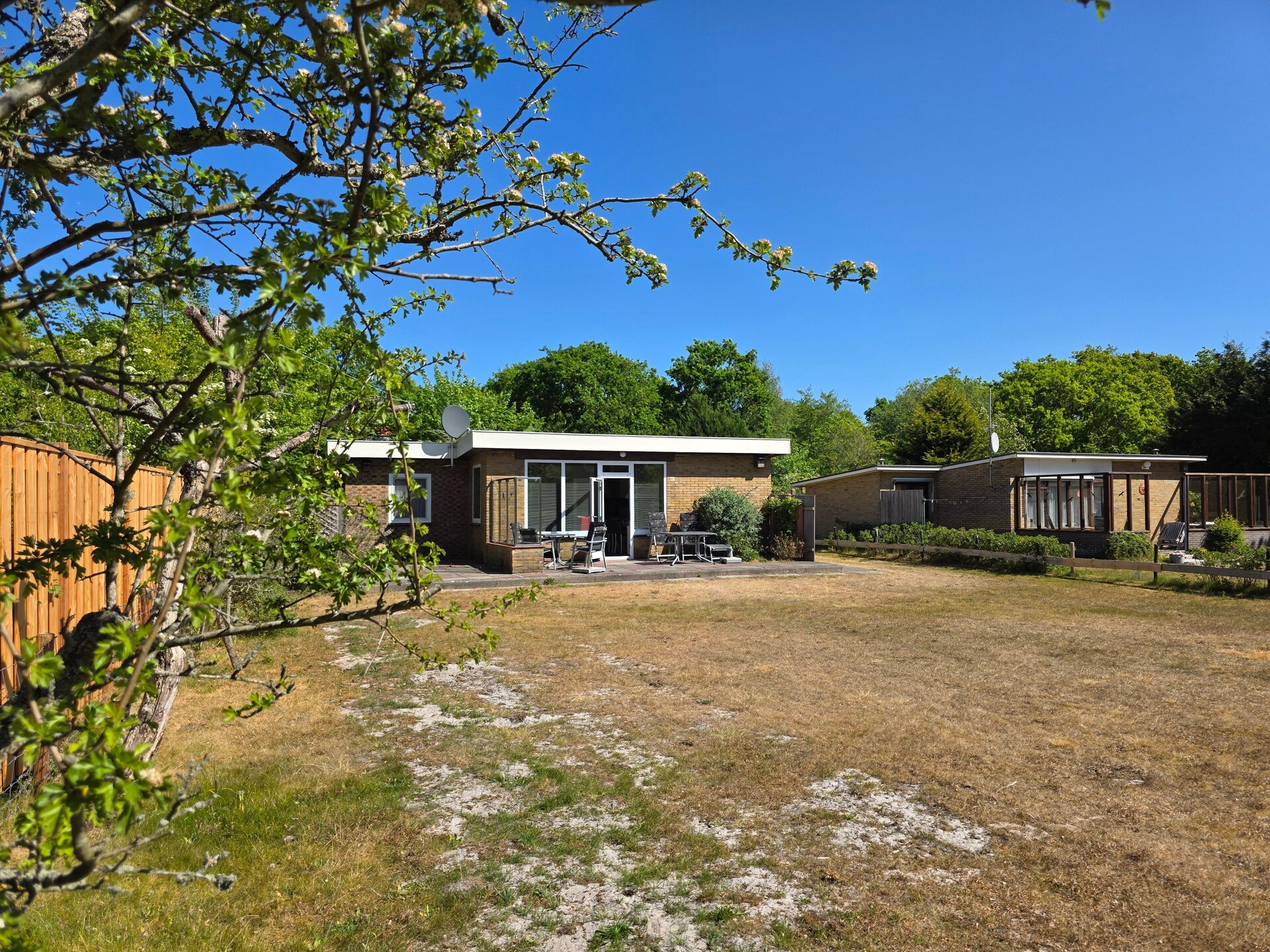 Vrijstaande familiebungalow met zonnige tuin in het bos bij De Koog - foto 17